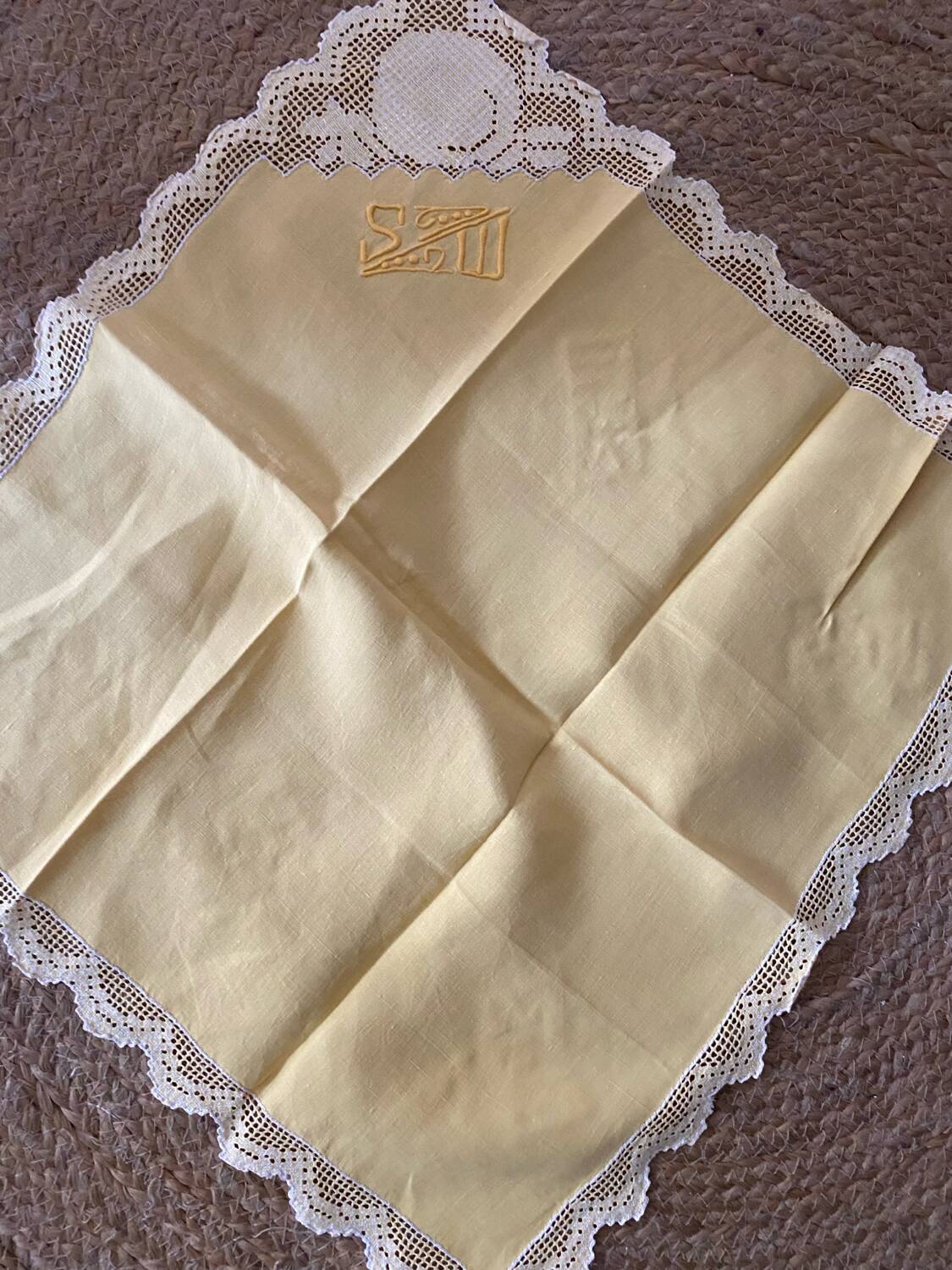 Tablecloth and 12 straw-colored napkins from the 50s.