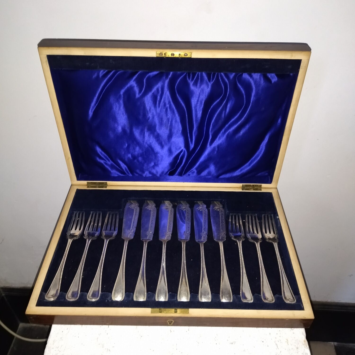 Box 12 cutlery with silver metal fish