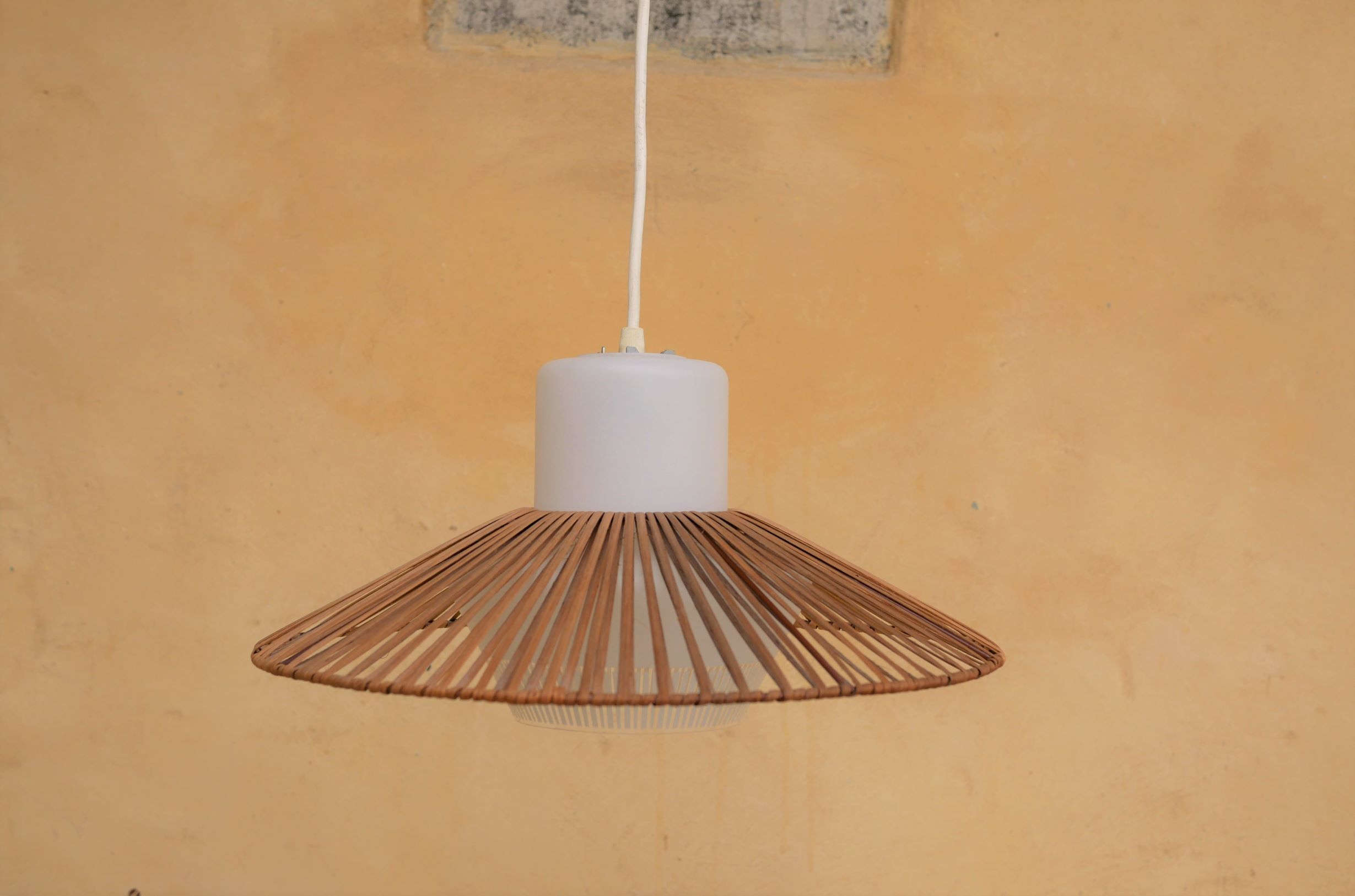 Suspension vintage en verre et en rotin