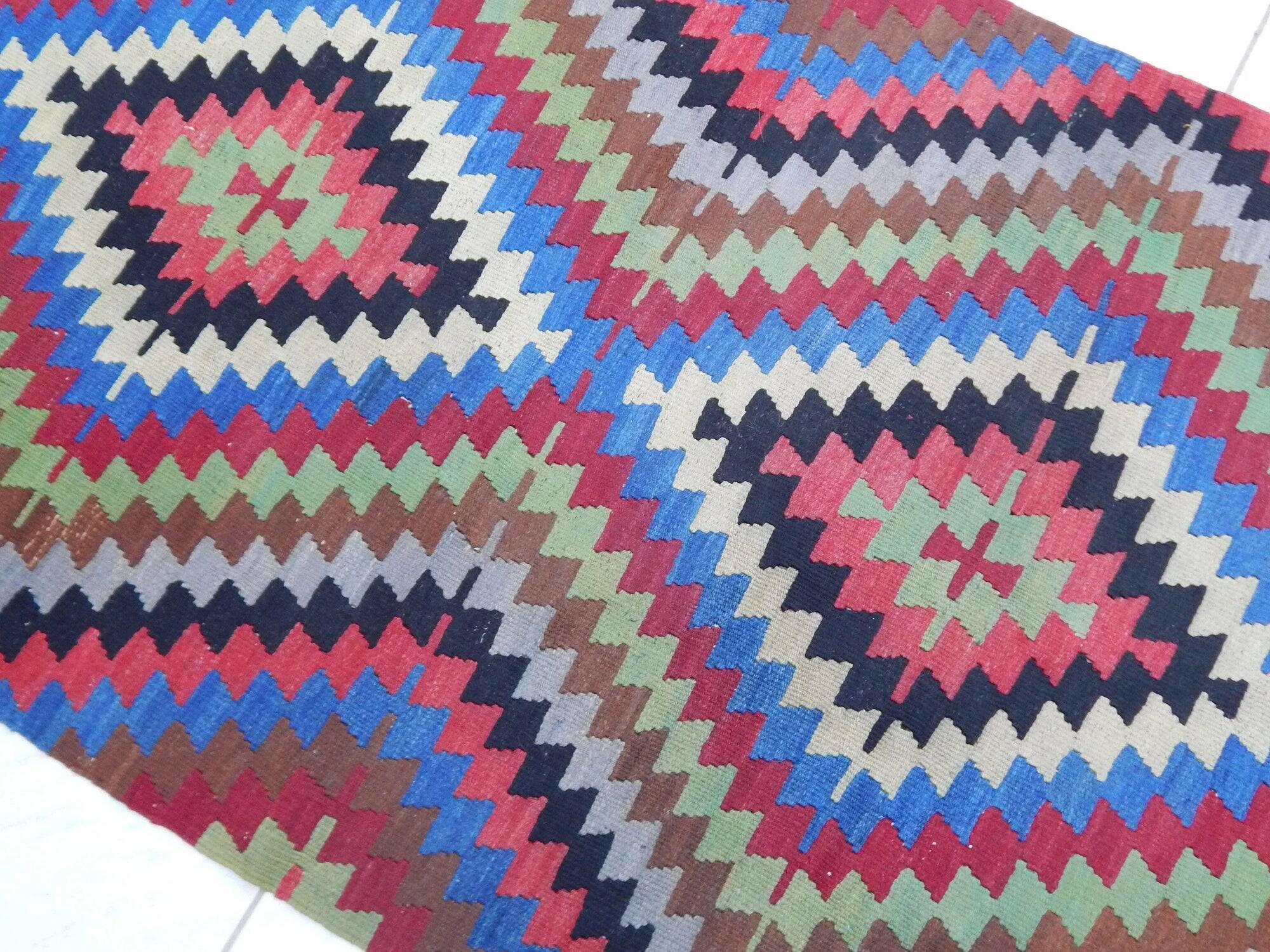 Vintage Turkish kilim, handwoven, 88x127 cm.
