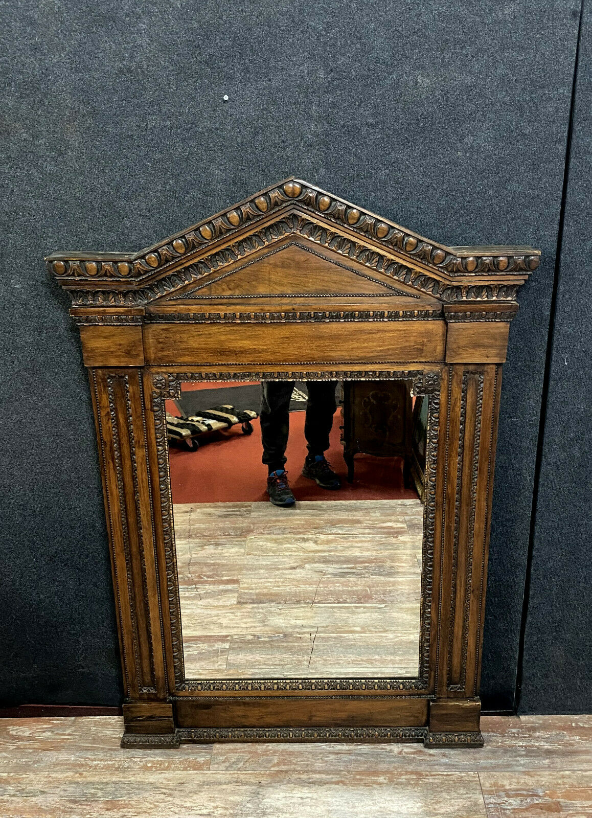 Miroir Renaissance de forme pyramidale en bois naturel