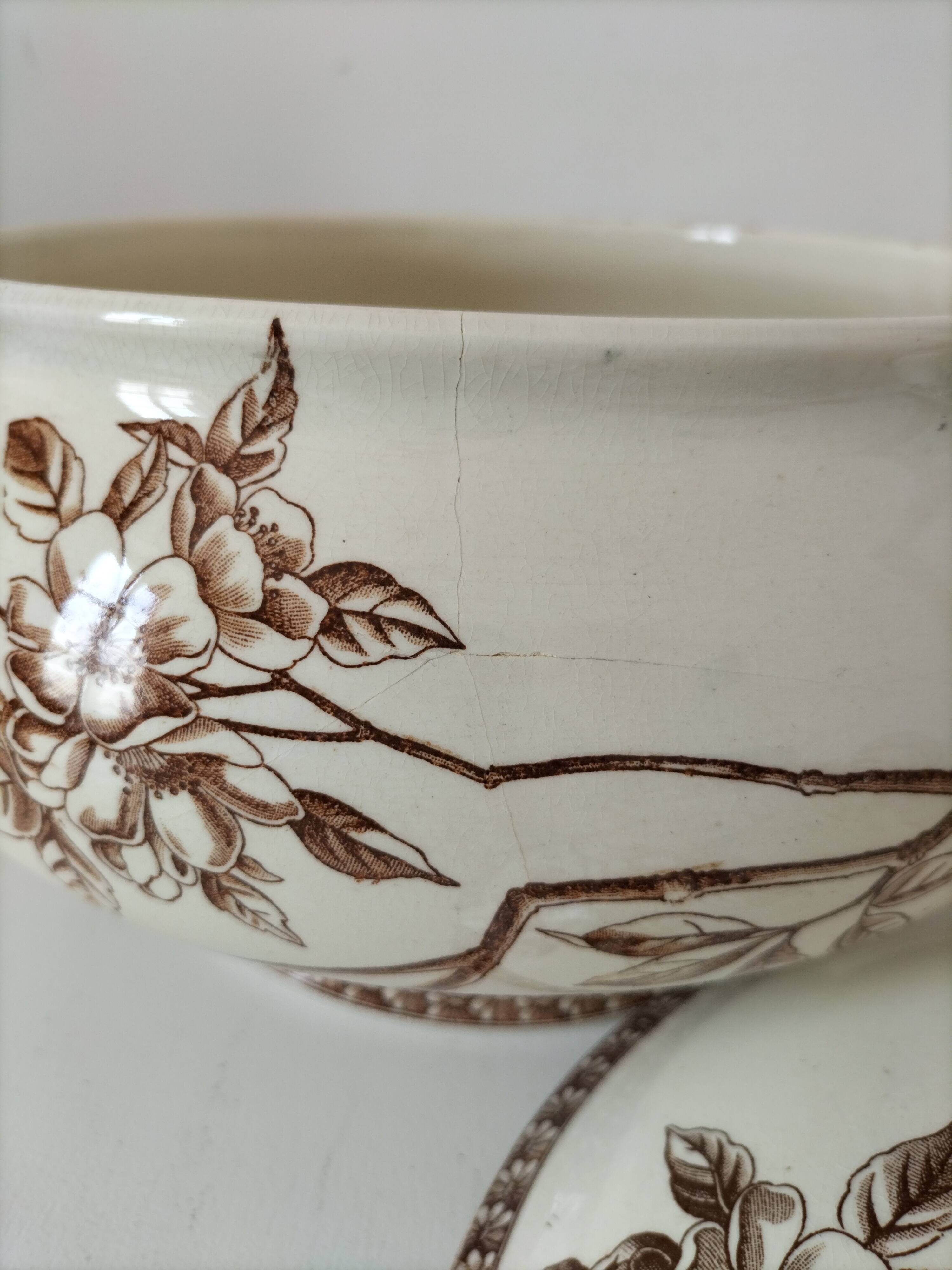 Soupière ancienne en terre de fer – décor "Marguerite", Grand Dépôt Paris