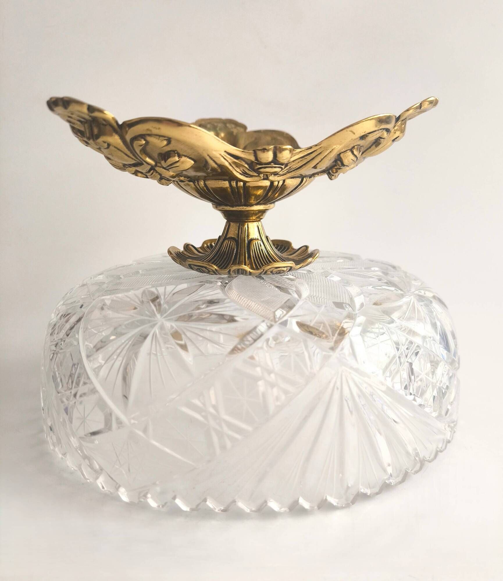 French Art Deco late centrepiece, carved crystal and bronze, 1950s.