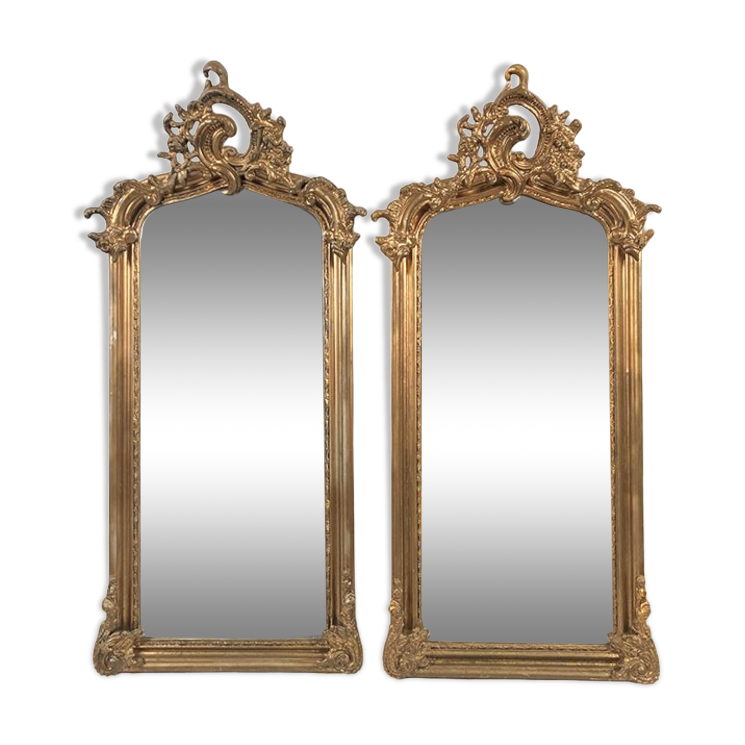 Paire de miroirs de style Louis XV bois stuqué et redoré, miroirs biseautés
