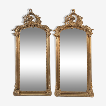 Paire de miroirs de style Louis XV bois stuqué et redoré, miroirs biseautés