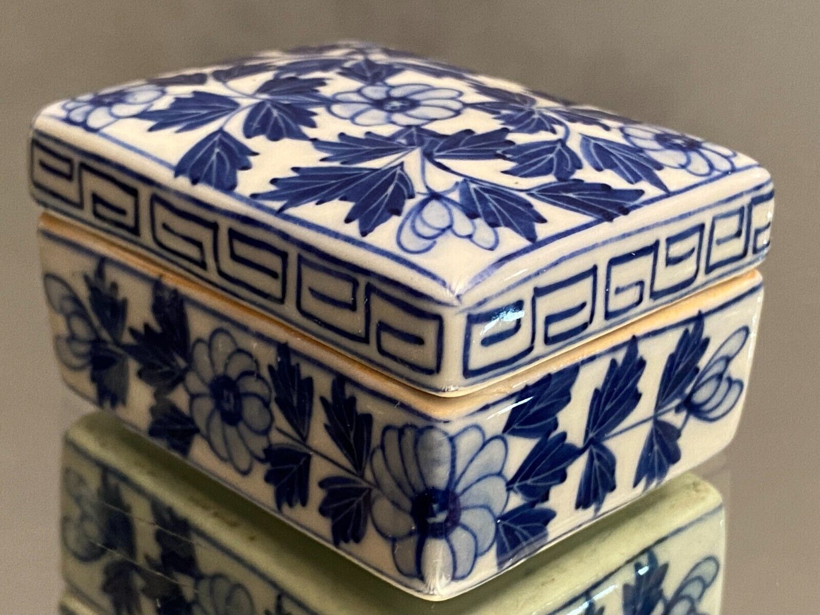 Rectangular Asian porcelain pillbox