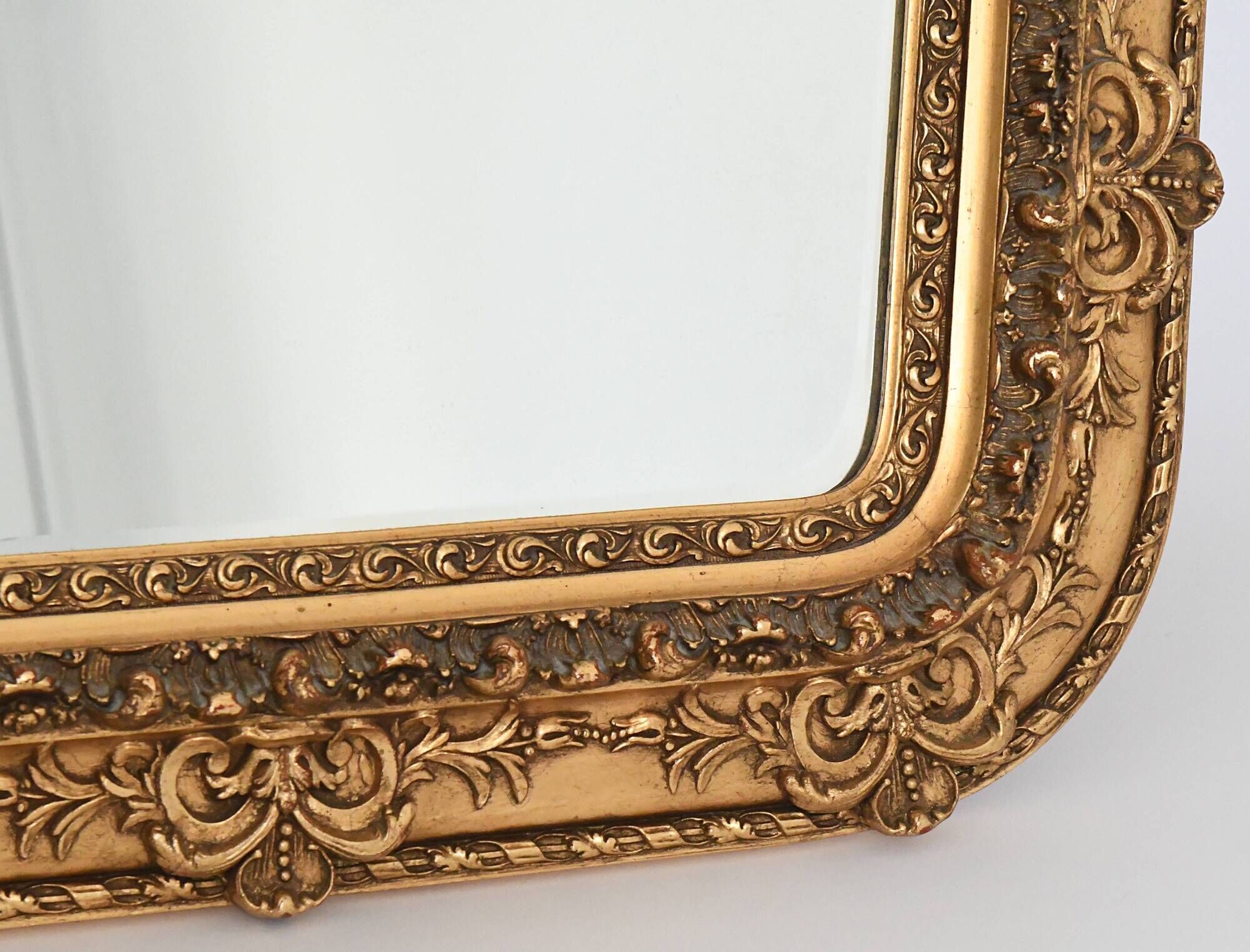 Wooden mirror and gilded stucco decorated with rockery style rinceaux and shells