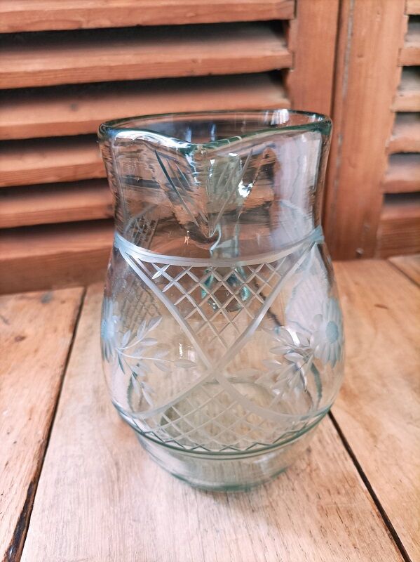 Pitcher in smoked chiseled glass