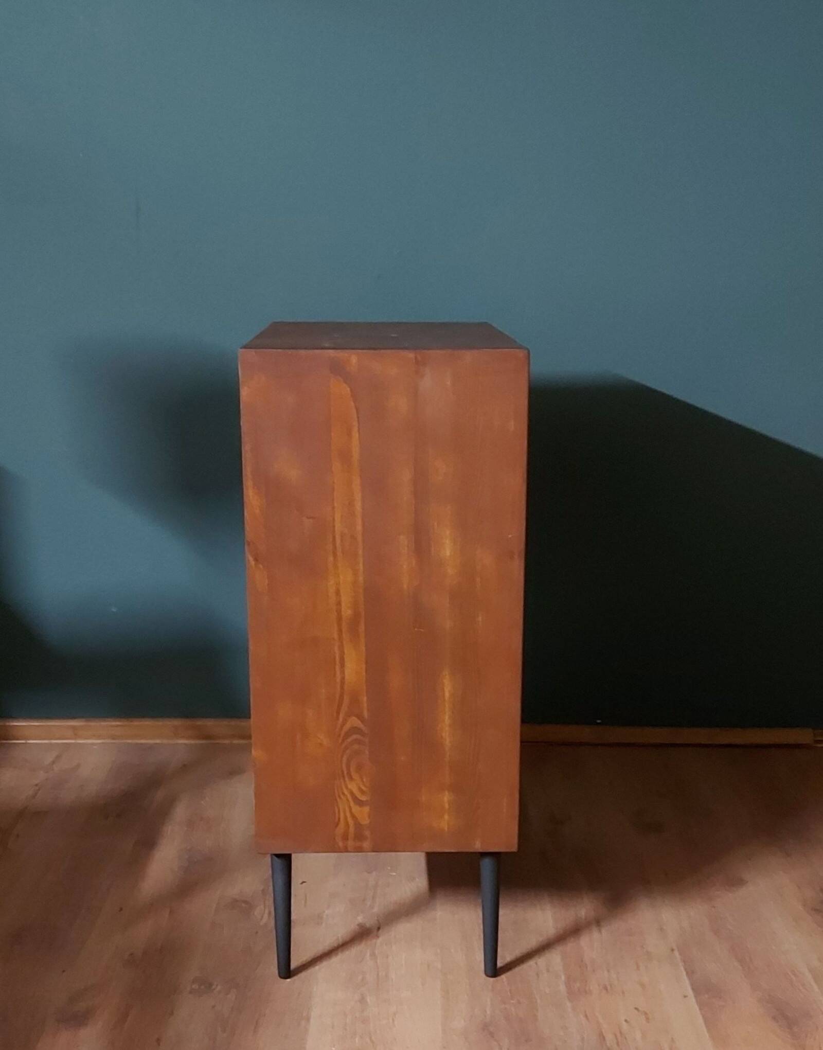 Meuble sur pieds inclinés, Suède, années 1960