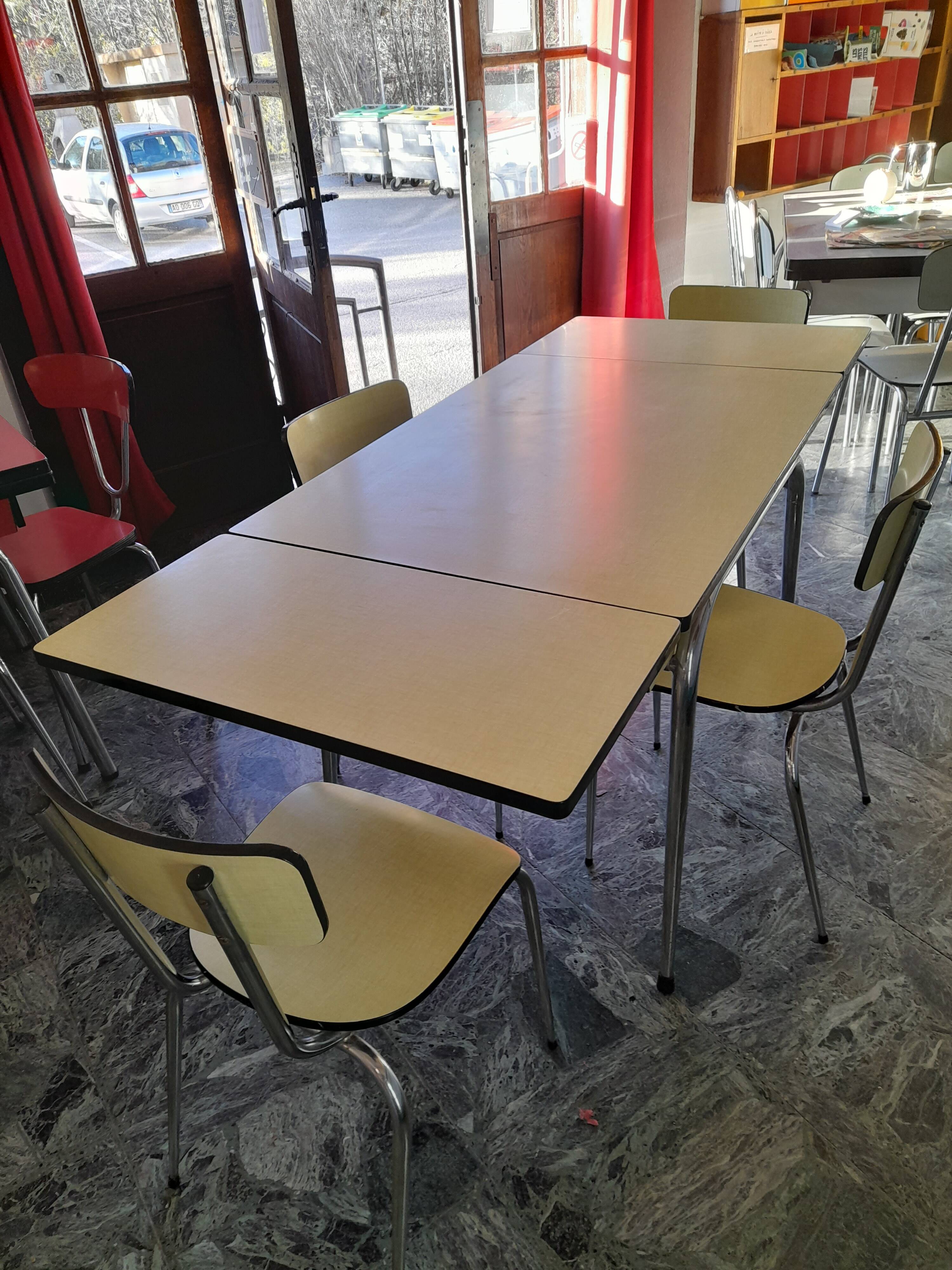 Table + “Formica” type chairs