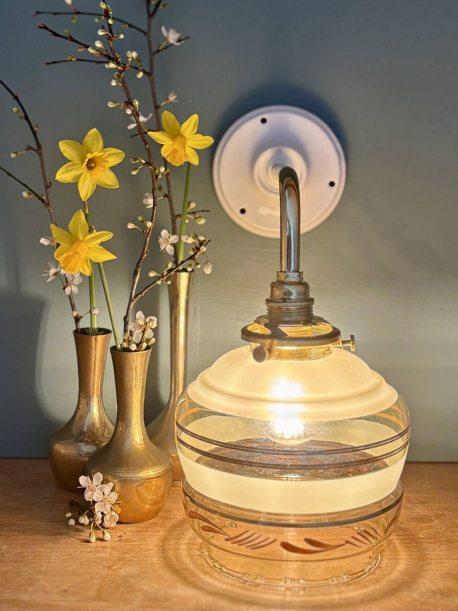 Applique coudée globe vintage en verre jaune et doré