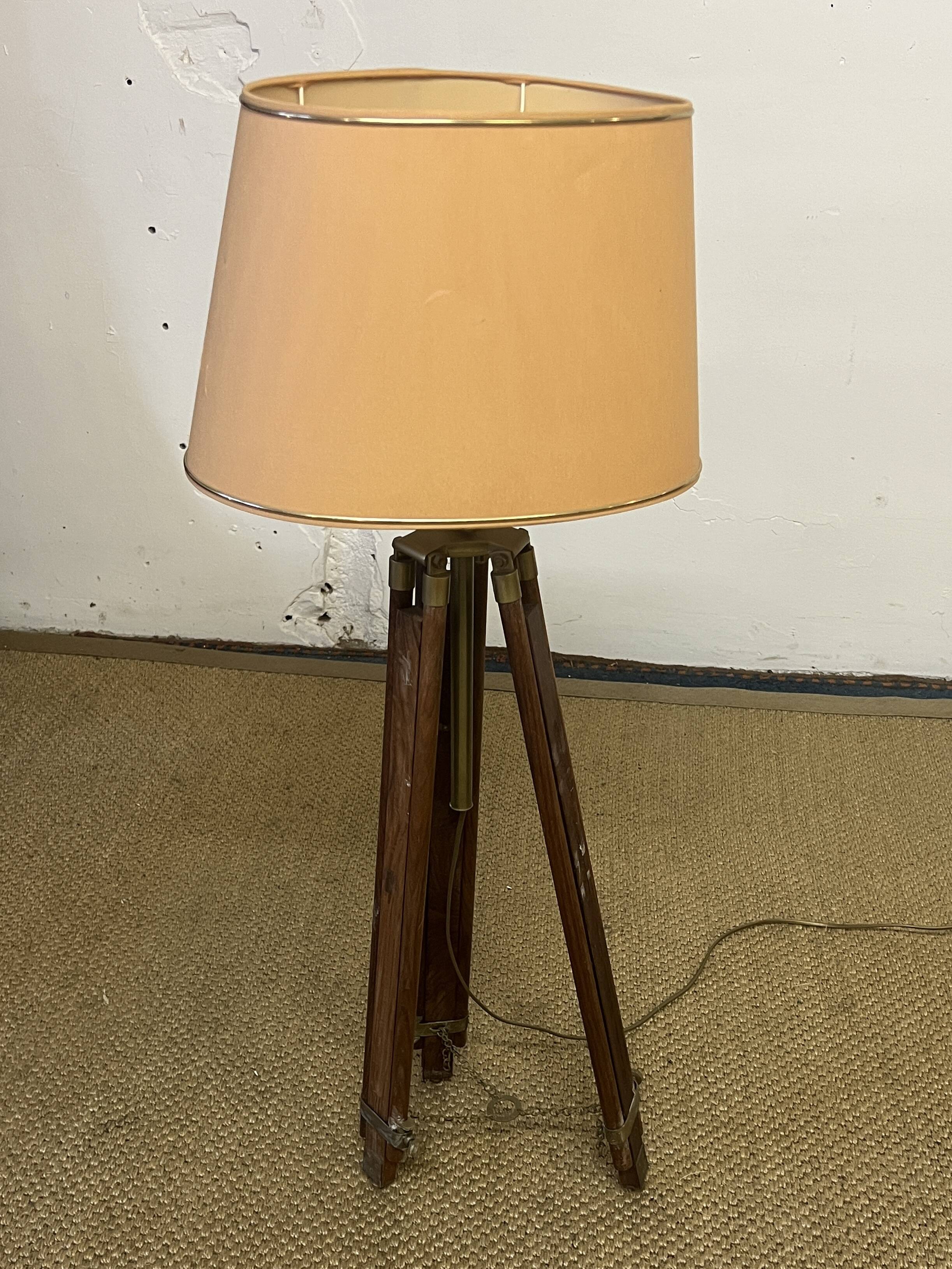 Tripod floor lamp in wood and adjustable brass