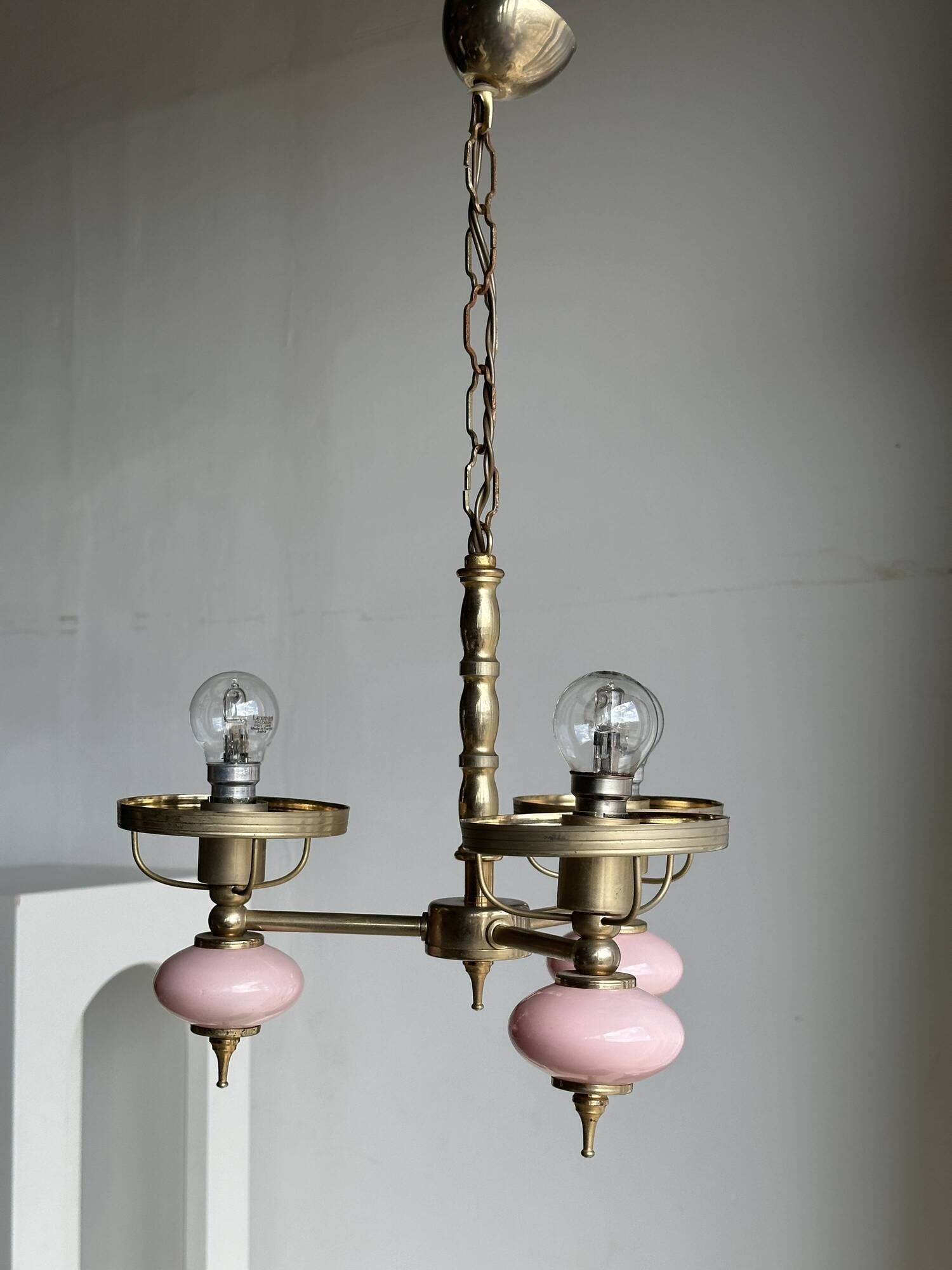 Petit lustre rose et doré à 3 bras de lumières