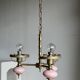Petit lustre rose et doré à 3 bras de lumières