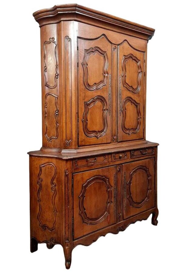 buffet deux corps Louis XV galbé en noyer époque XXème siècle