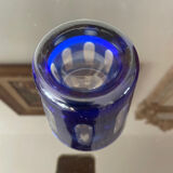 Verre ancien en cristal doublé bleu.