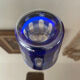 Verre ancien en cristal doublé bleu.