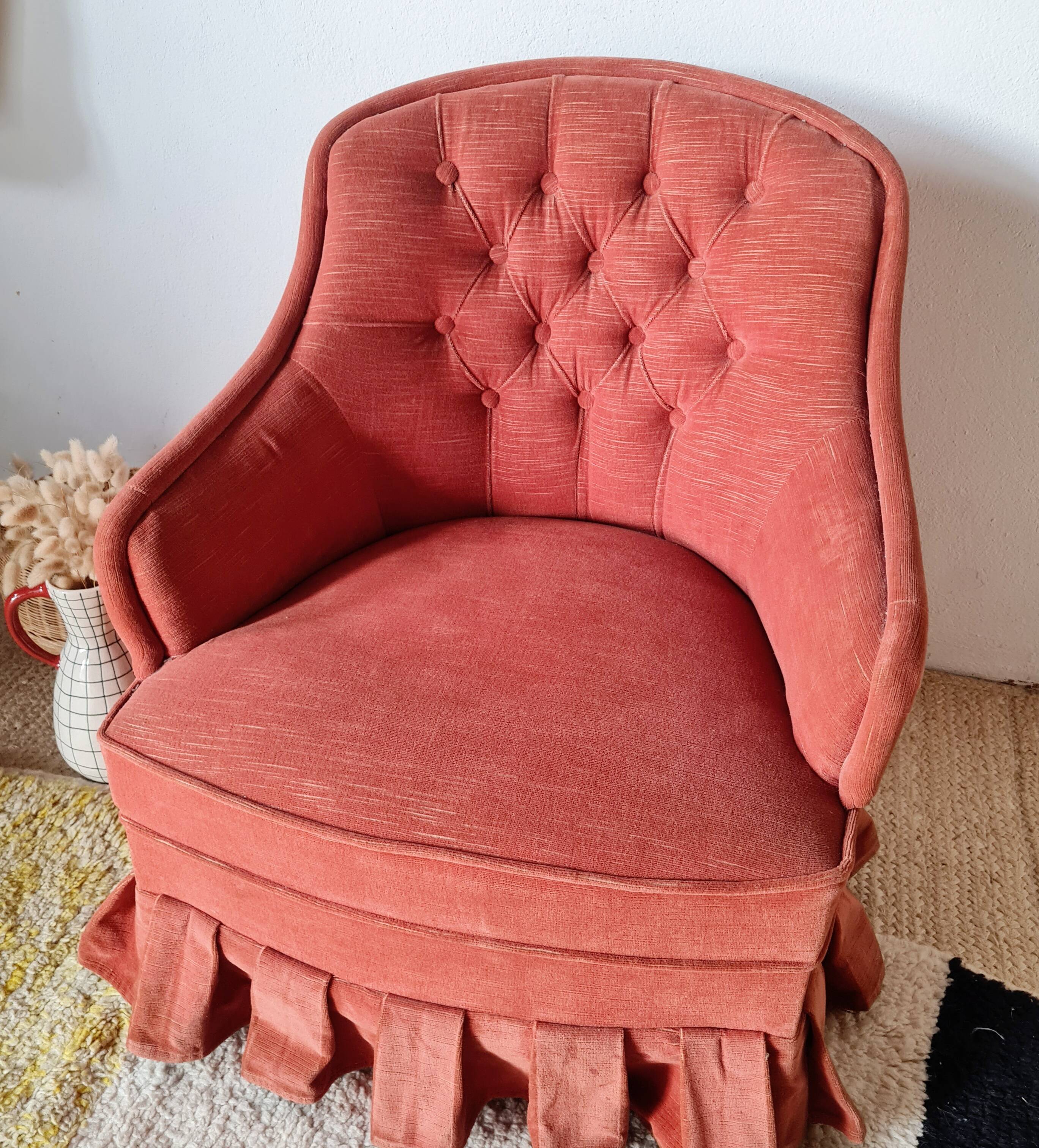 Fauteuil crapaud en velours rouge - jupe