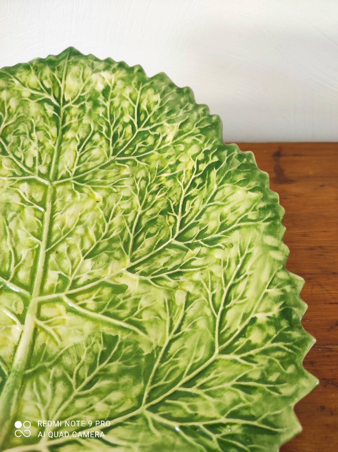 Assiette feuille de chou Barbotine