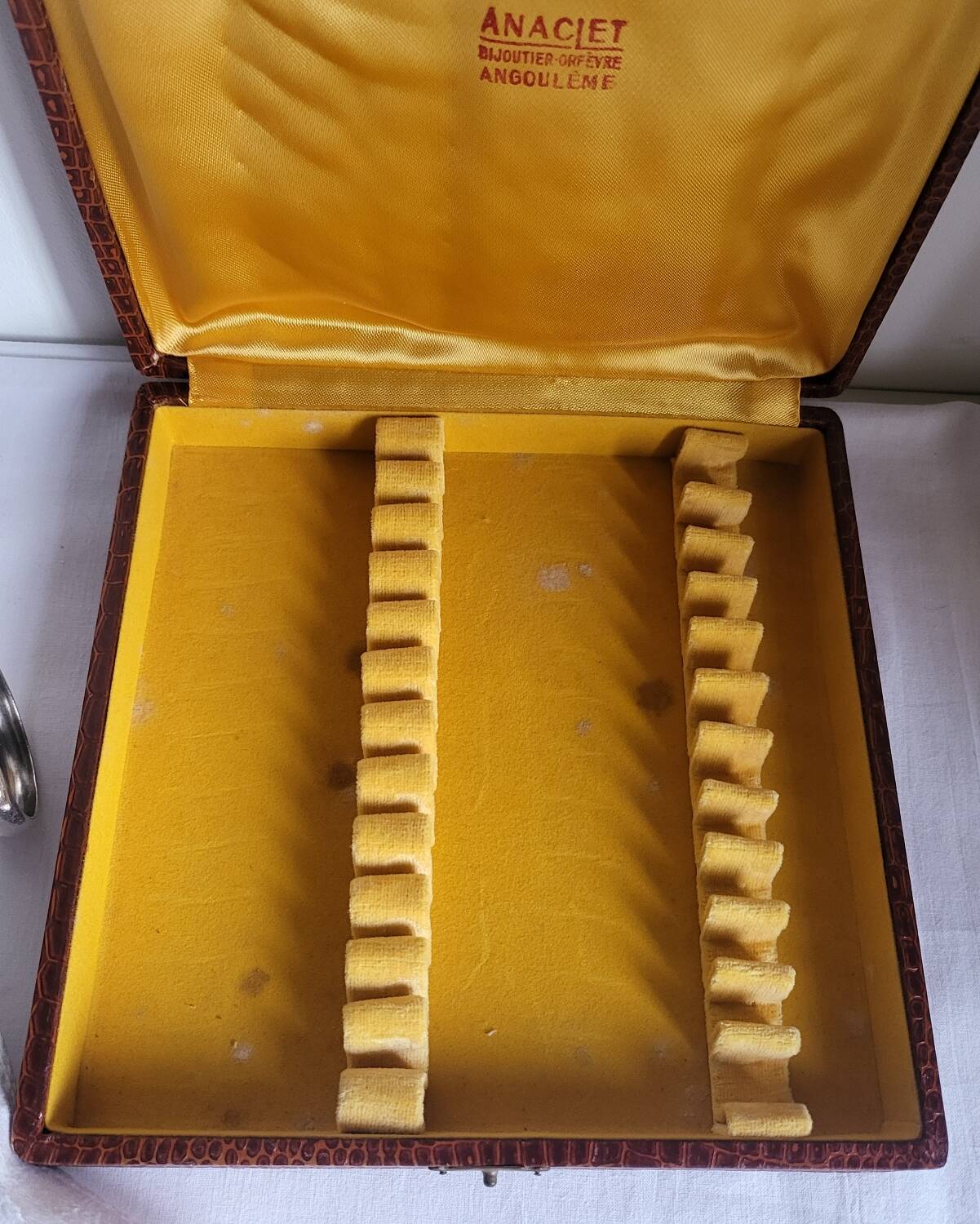 12 Christofle Versailles model cake forks in silver-plated metal.