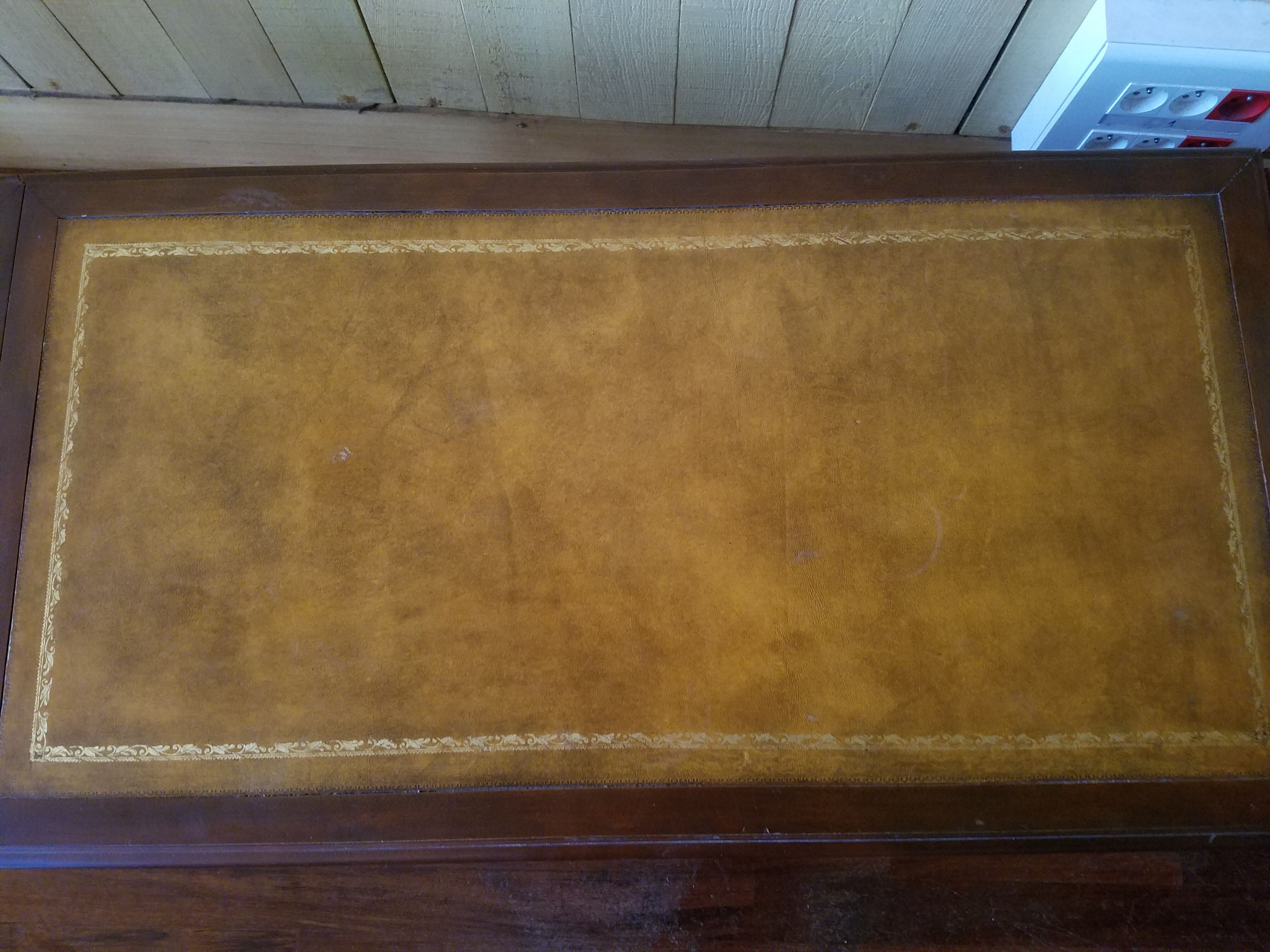 table-tier English lion feet, cherry and leather