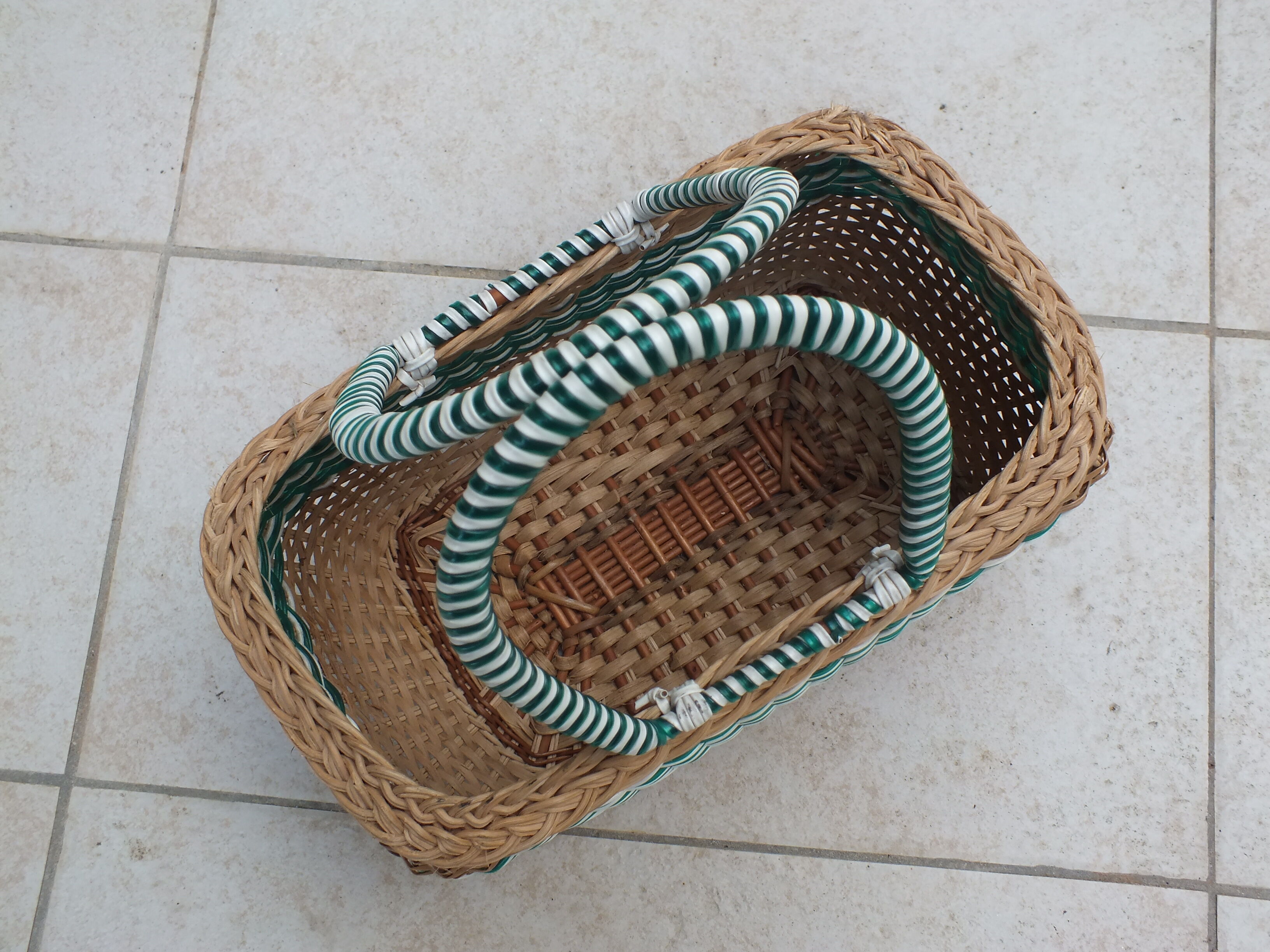 Woven wicker basket and scoubidou from the 50s