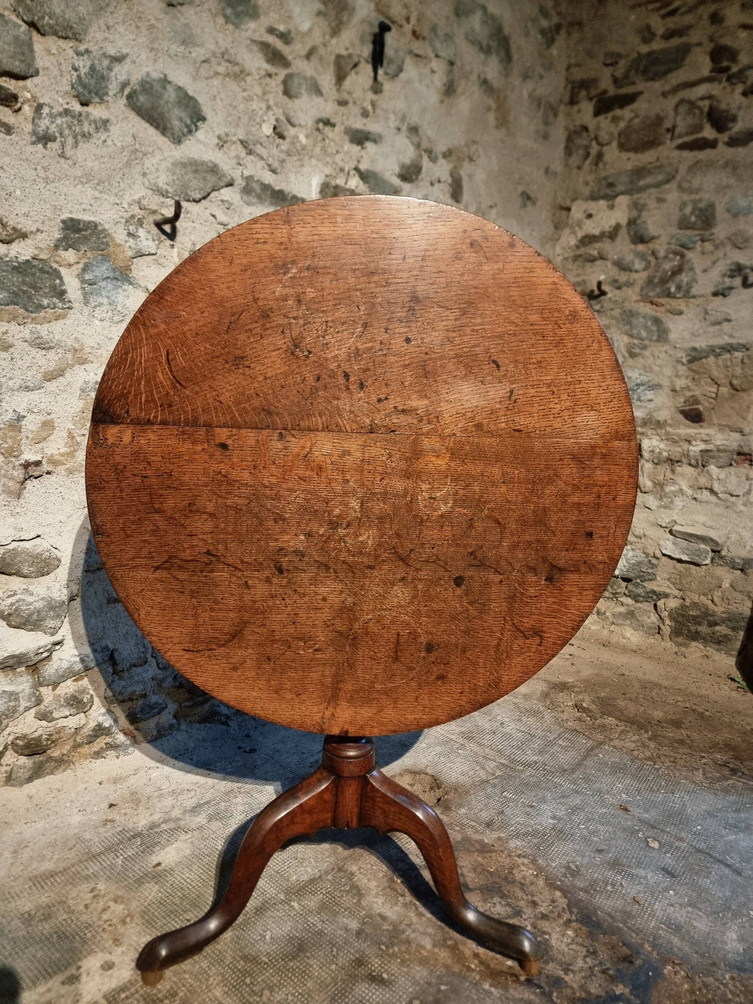 Antique Georgian tilt-top oak table from around 1800 – Round tripod side table 80 cm