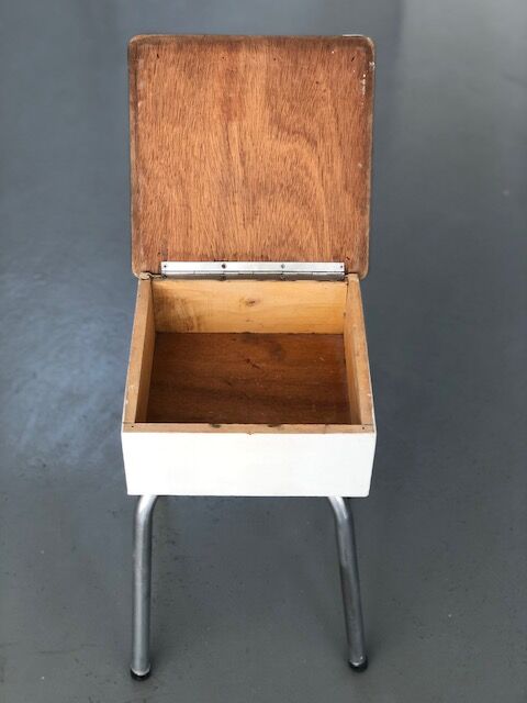 Tabouret coffre formica rouge