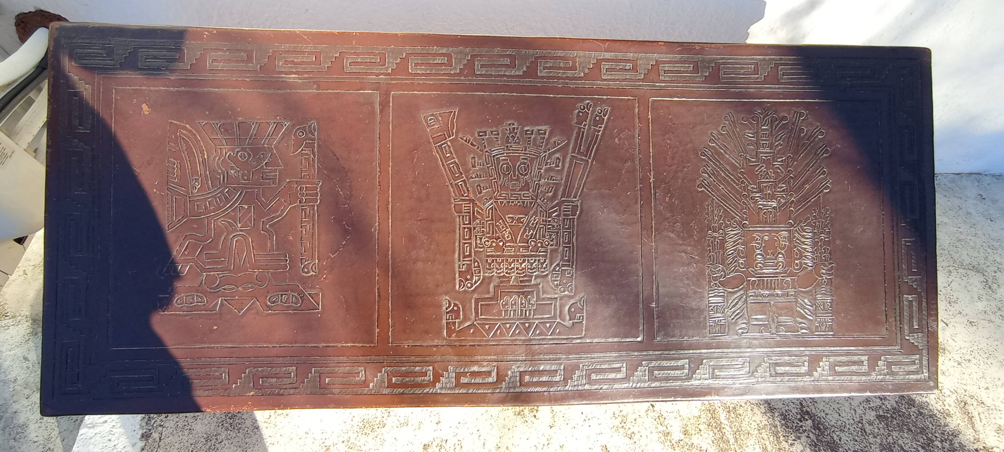 Table cuir et bois origine du perou