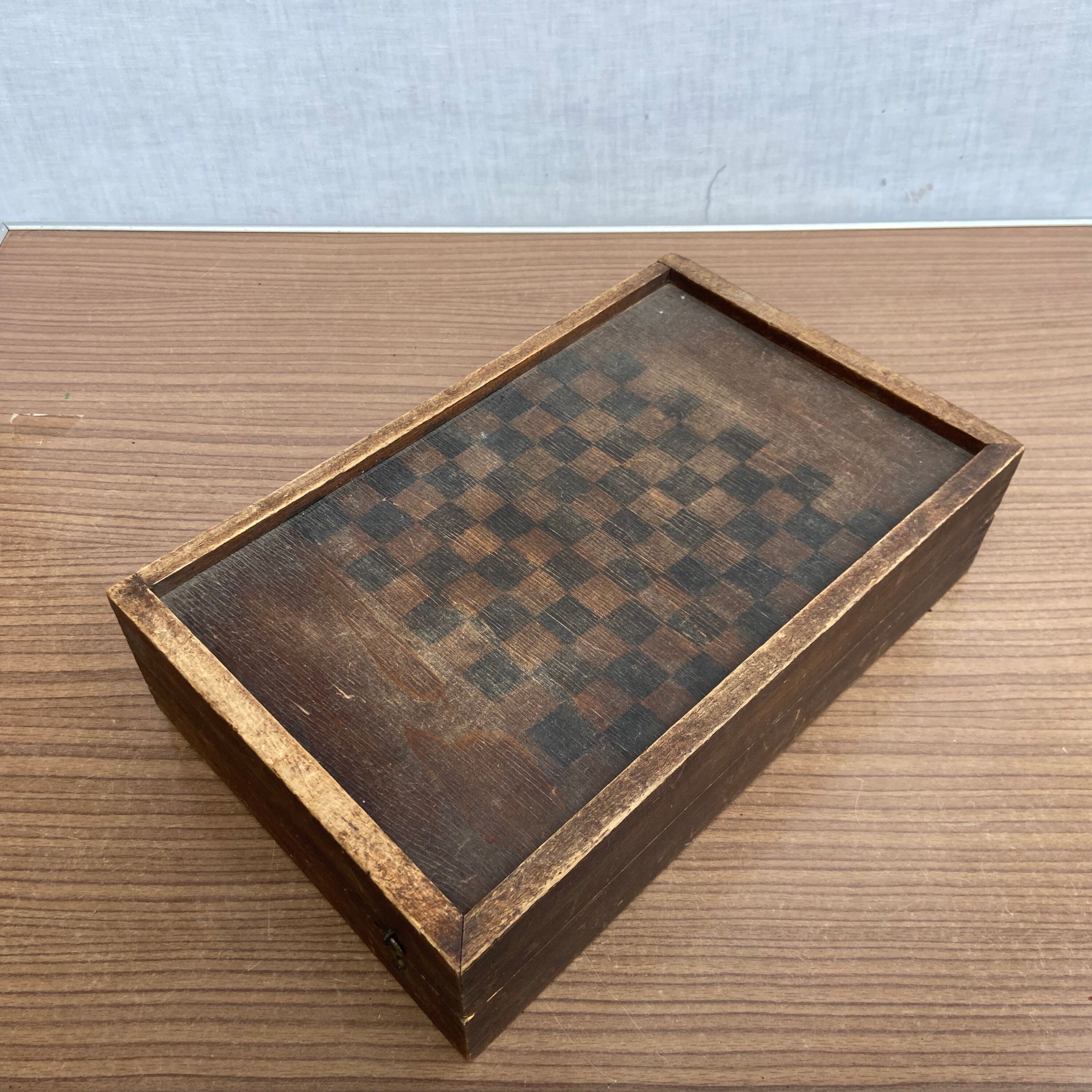 Old game box decorated in wood and felt - Backgammon Lady Dice Game