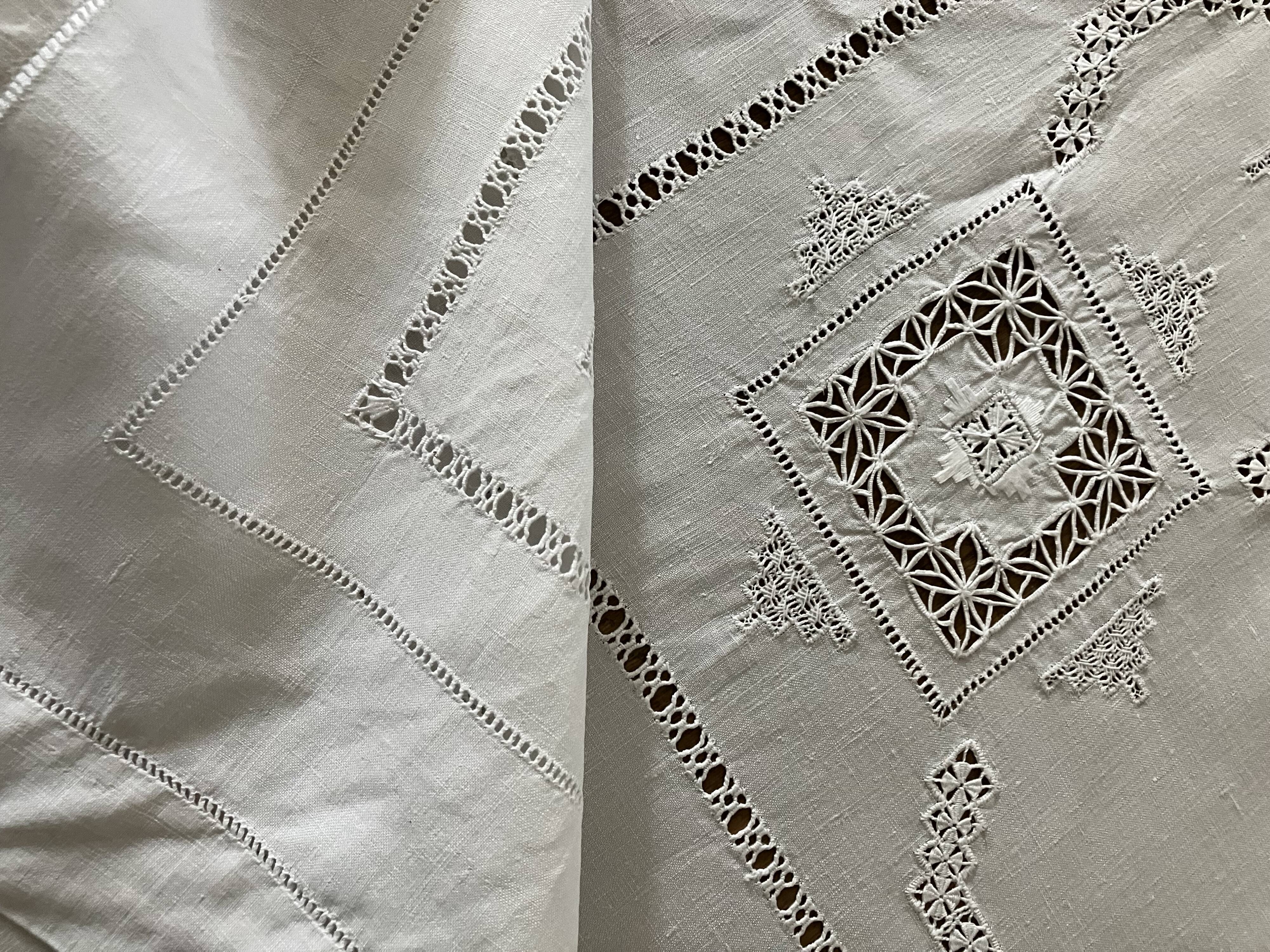 Exceptional old linen, very large embroidered tablecloth