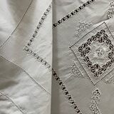Linge ancien d'exception, très grande nappe brodée