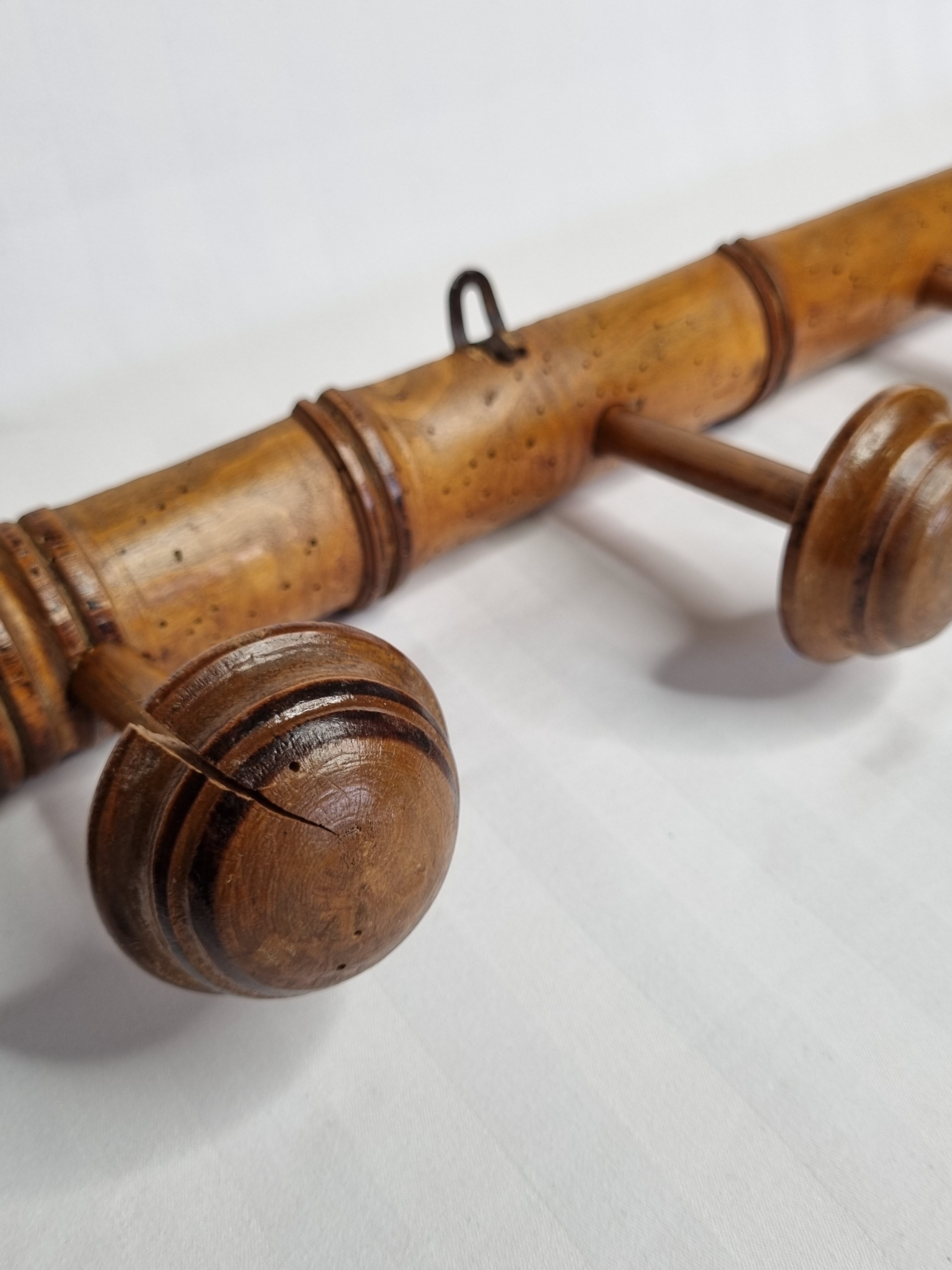 Ancien portemanteau rustique en bois tourné à l'imitation du bambou 1900, 5 patères