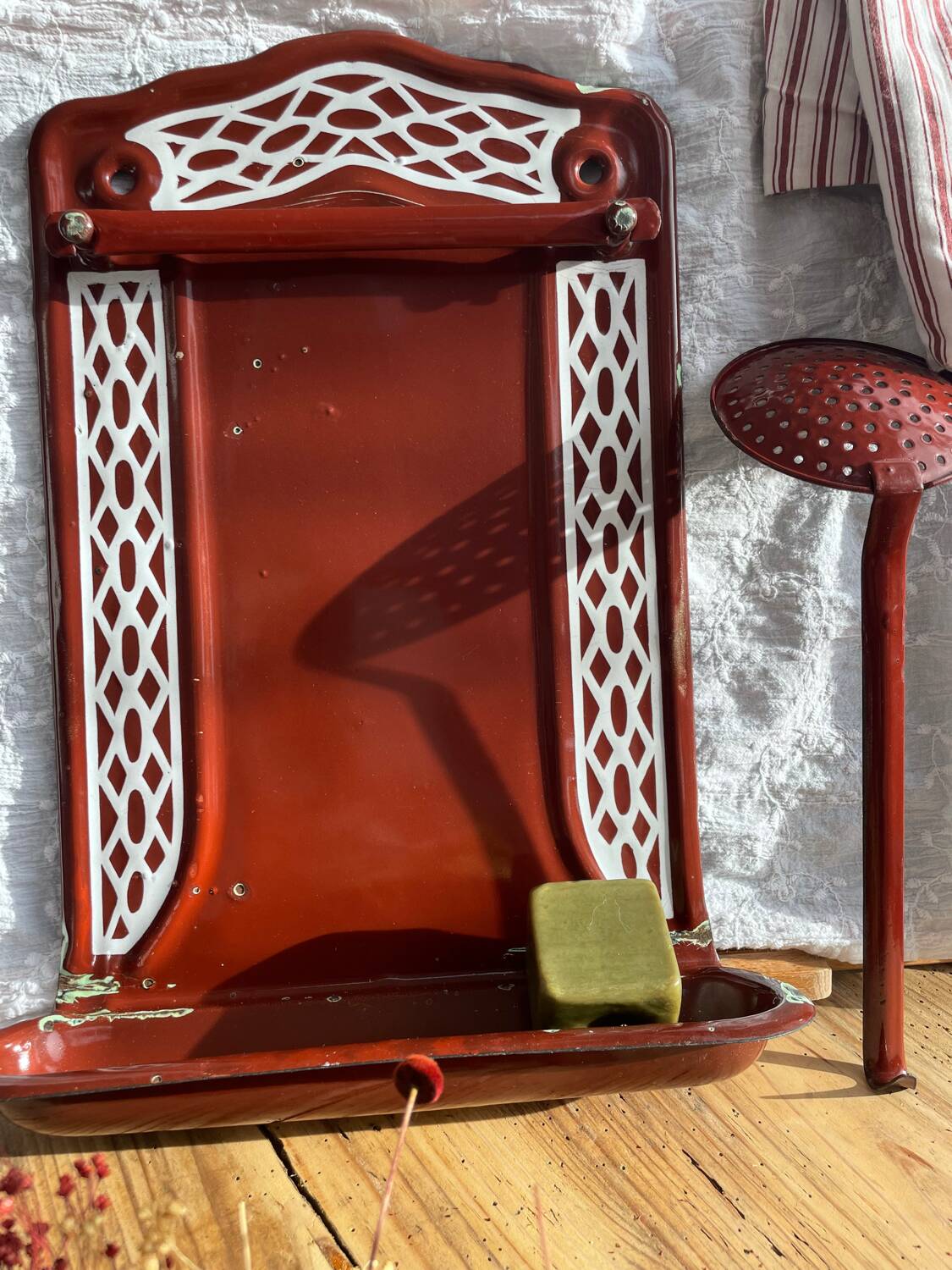 Enamelled kitchen sheet metal plate