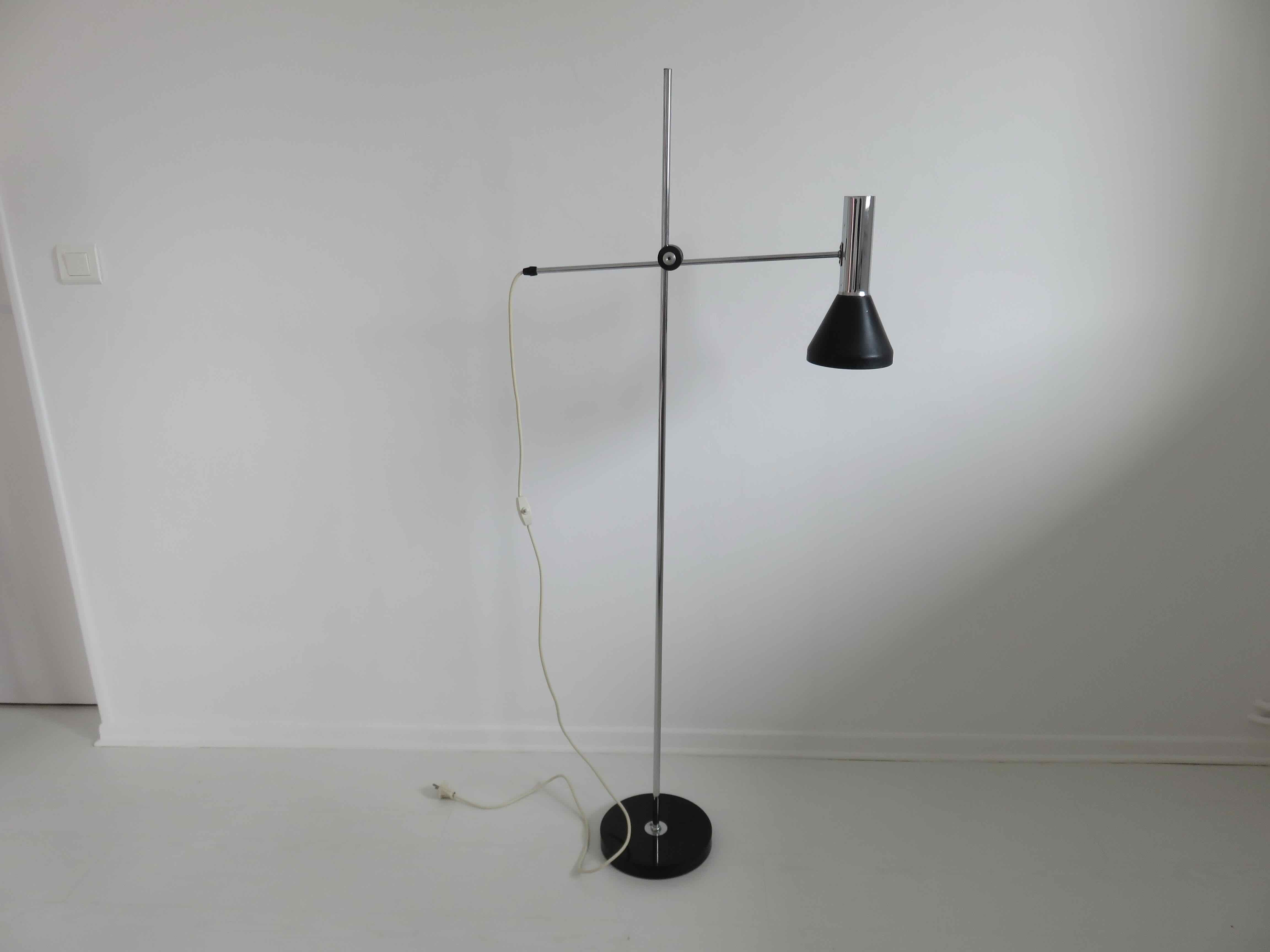 Balance floor lamp in chromed metal and black lacquered metal 60s