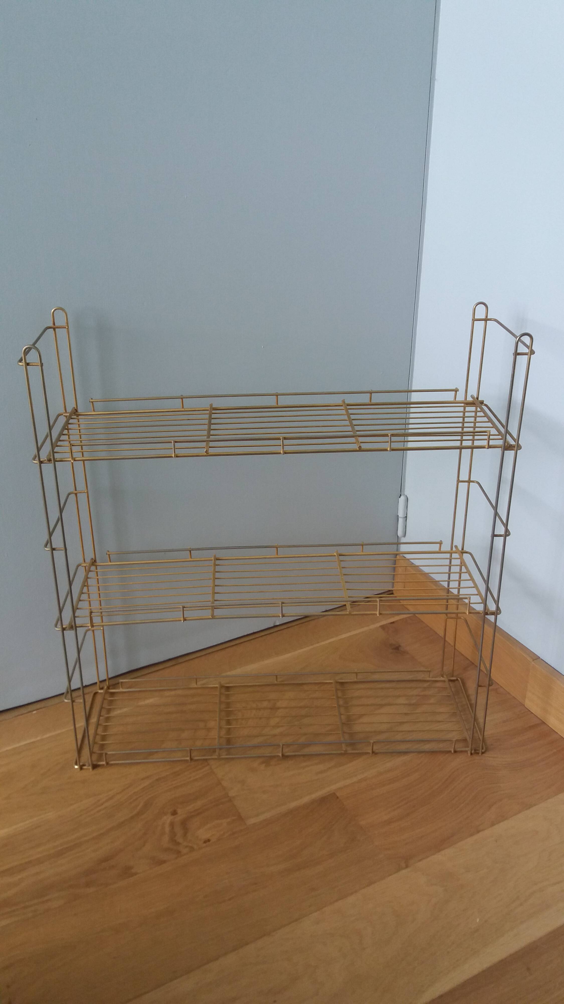 String shelf in golden metal wires