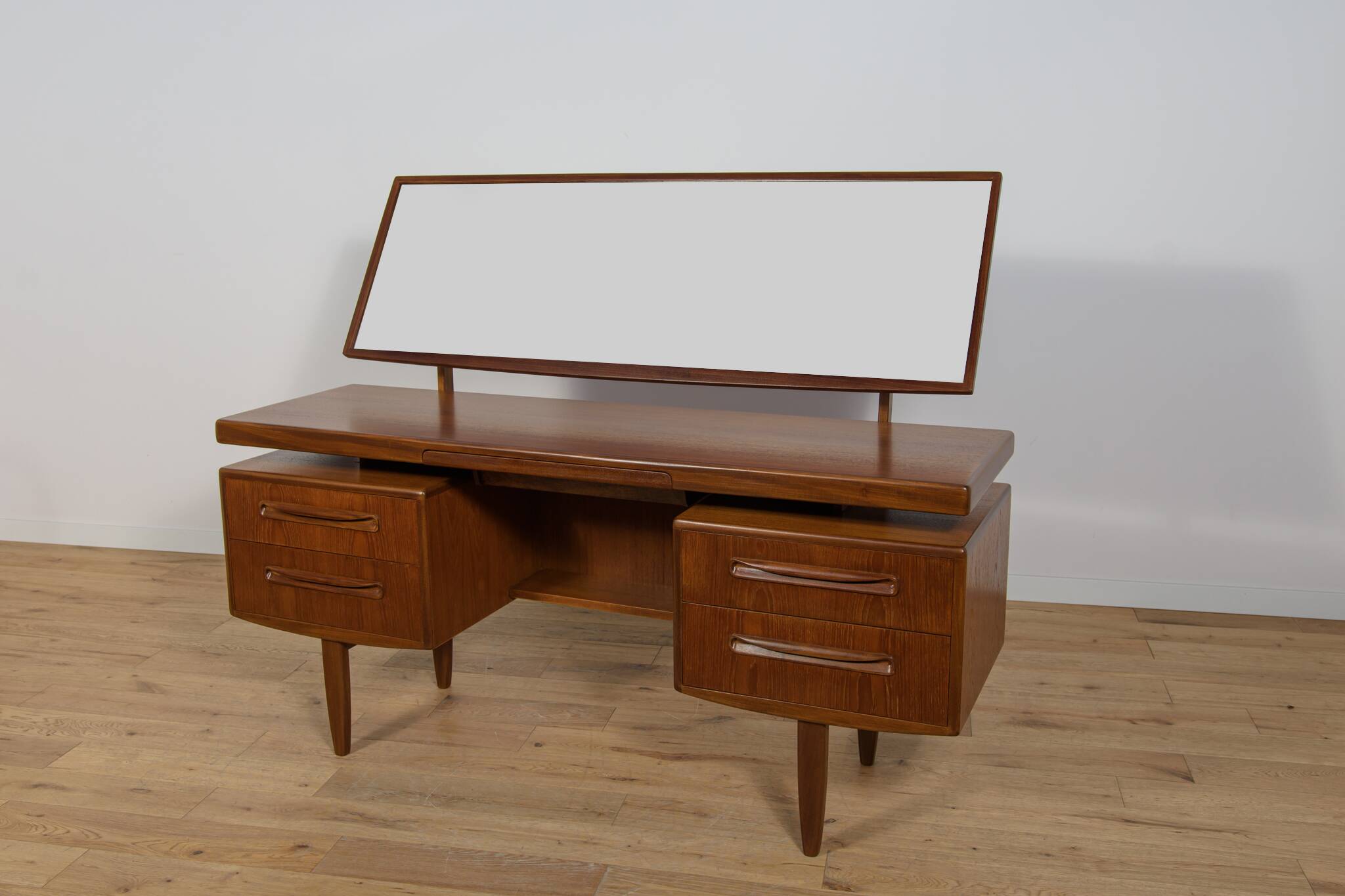 Coiffeuse du milieu du siècle par Victor Wilkins pour G-Plan, Royaume-Uni, 19
