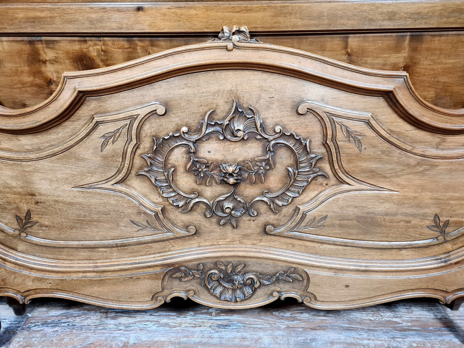 Centre bed Louis XV Baroque curved walnut circa 1850
