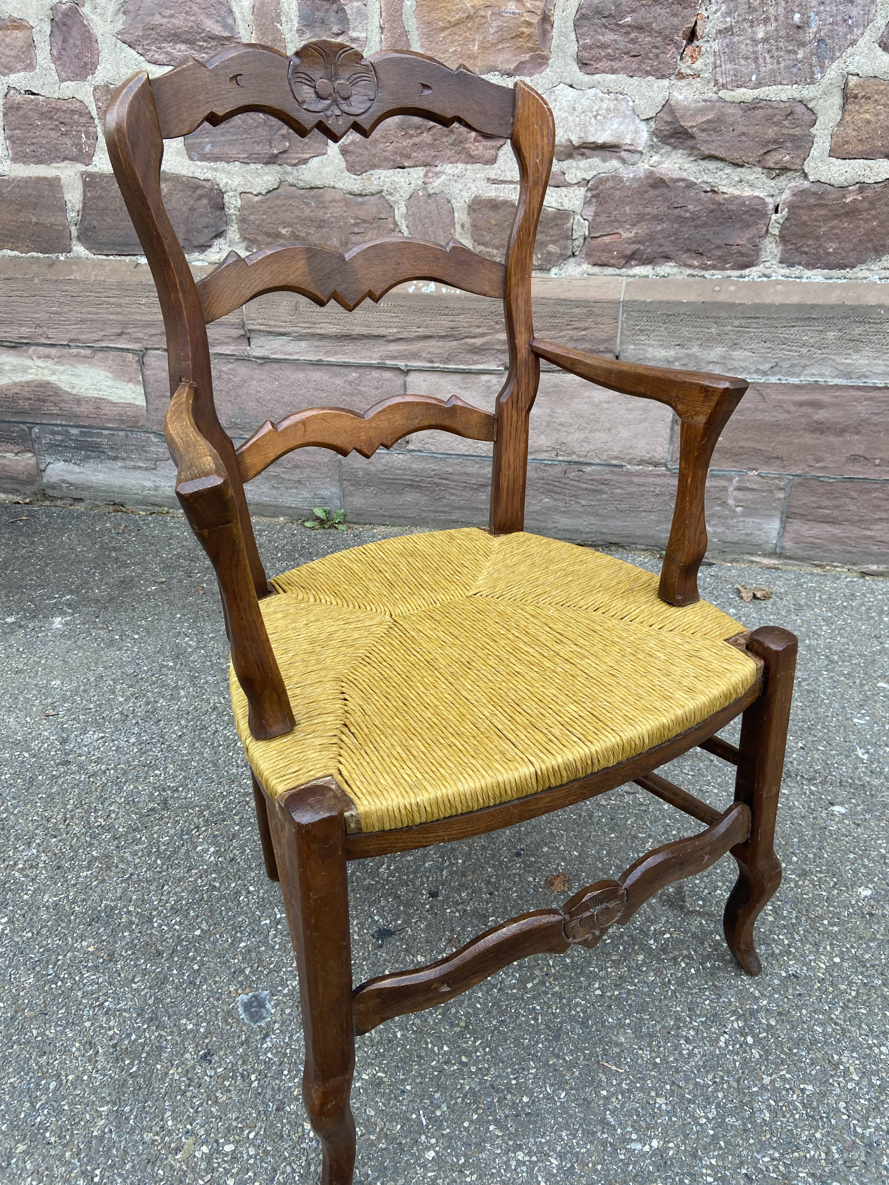Fauteuil paillé rustique style  louis xv en chêne