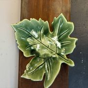 Plat en céramique en forme de feuille, années 60