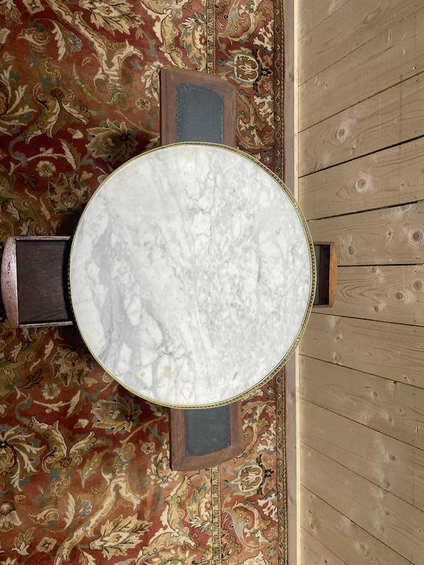 Table bouillotte de style Louis XVI en acajou et marbre.