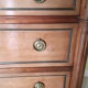 Commode de style louis XVI en bois fruitier massif.