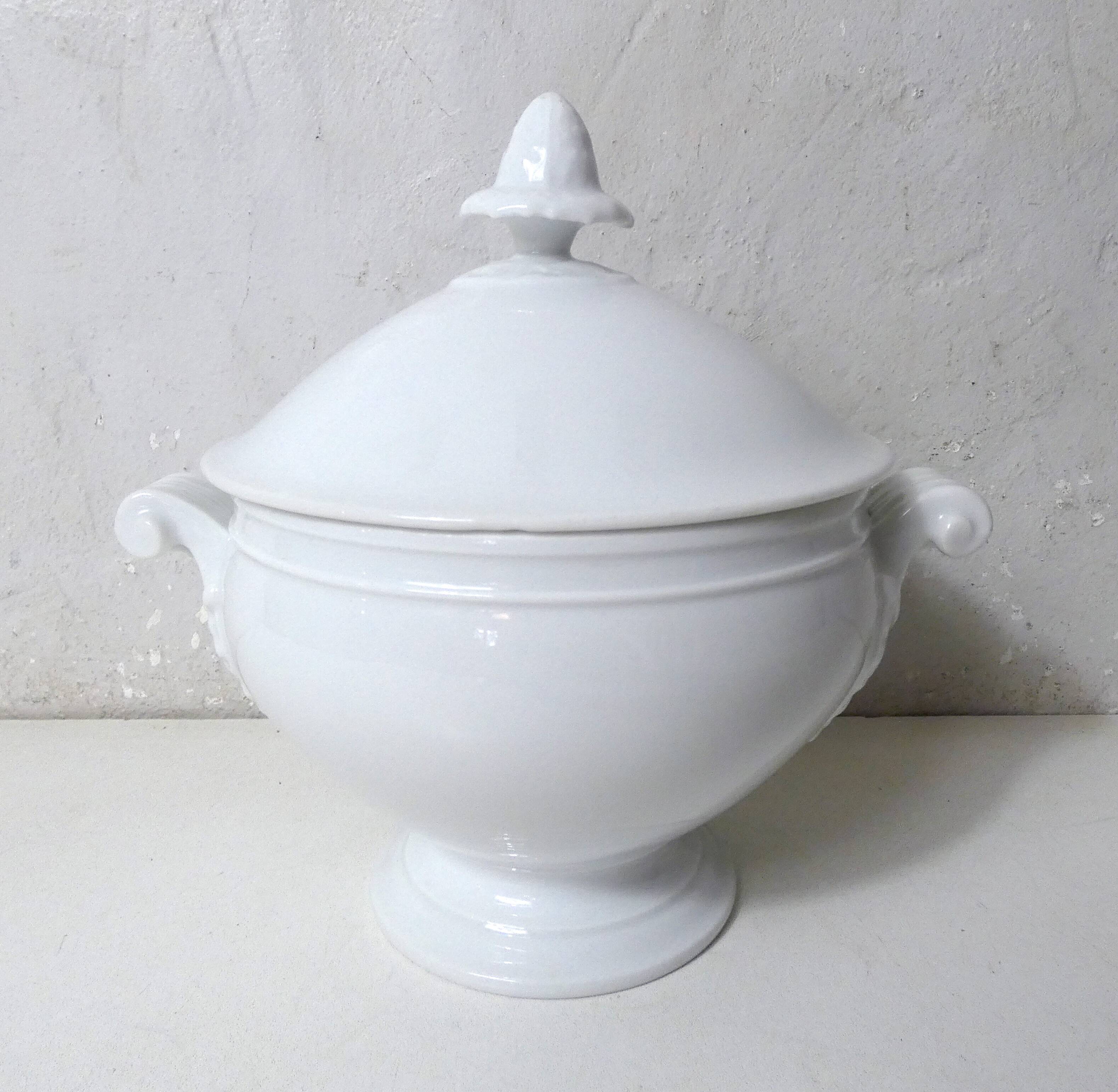 ancienne petite soupière blanche en porcelaine