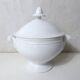 ancienne petite soupière blanche en porcelaine