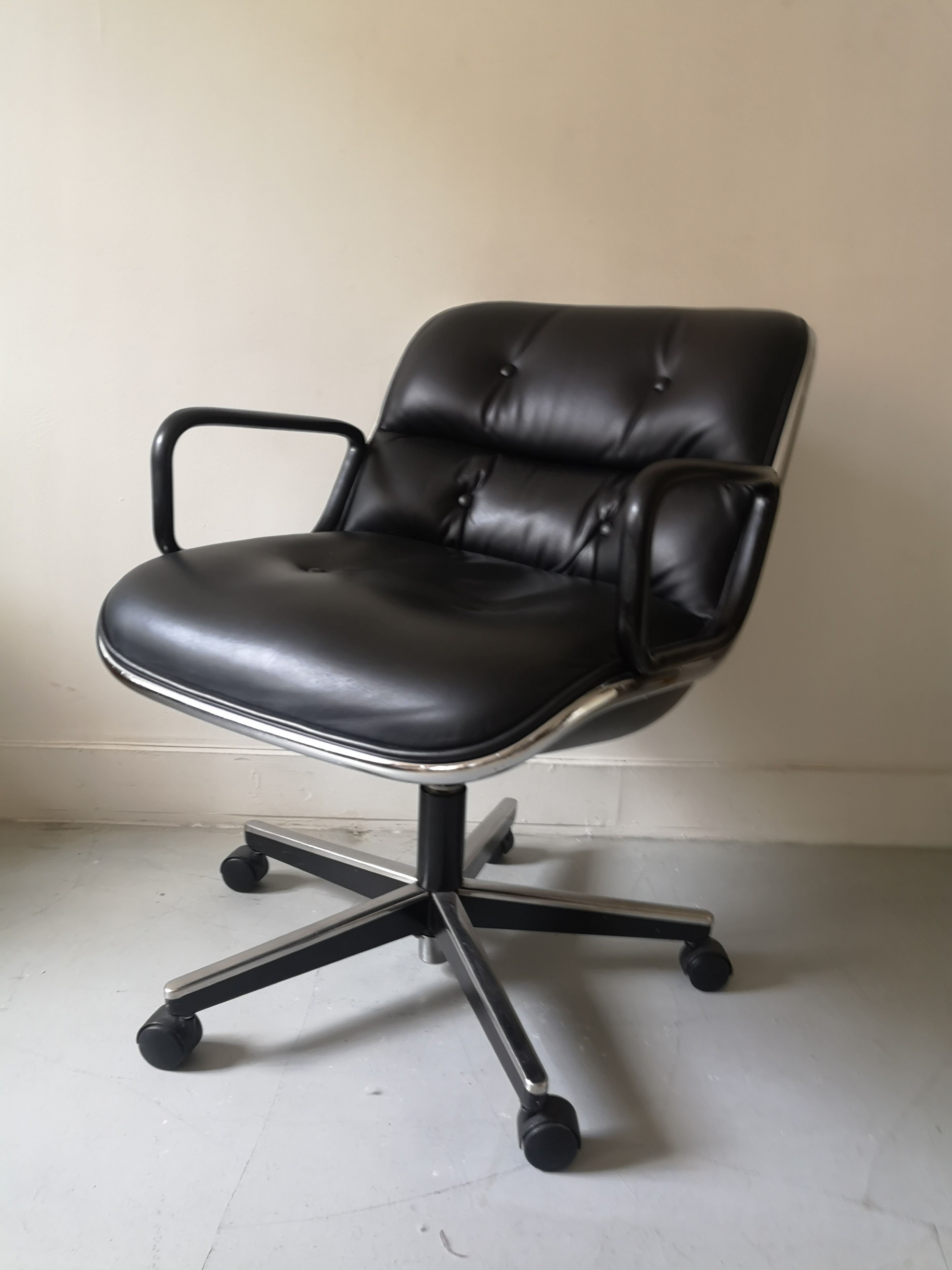 Fauteuil de bureau en cuir noir by Charles pollock pour Knoll,1970