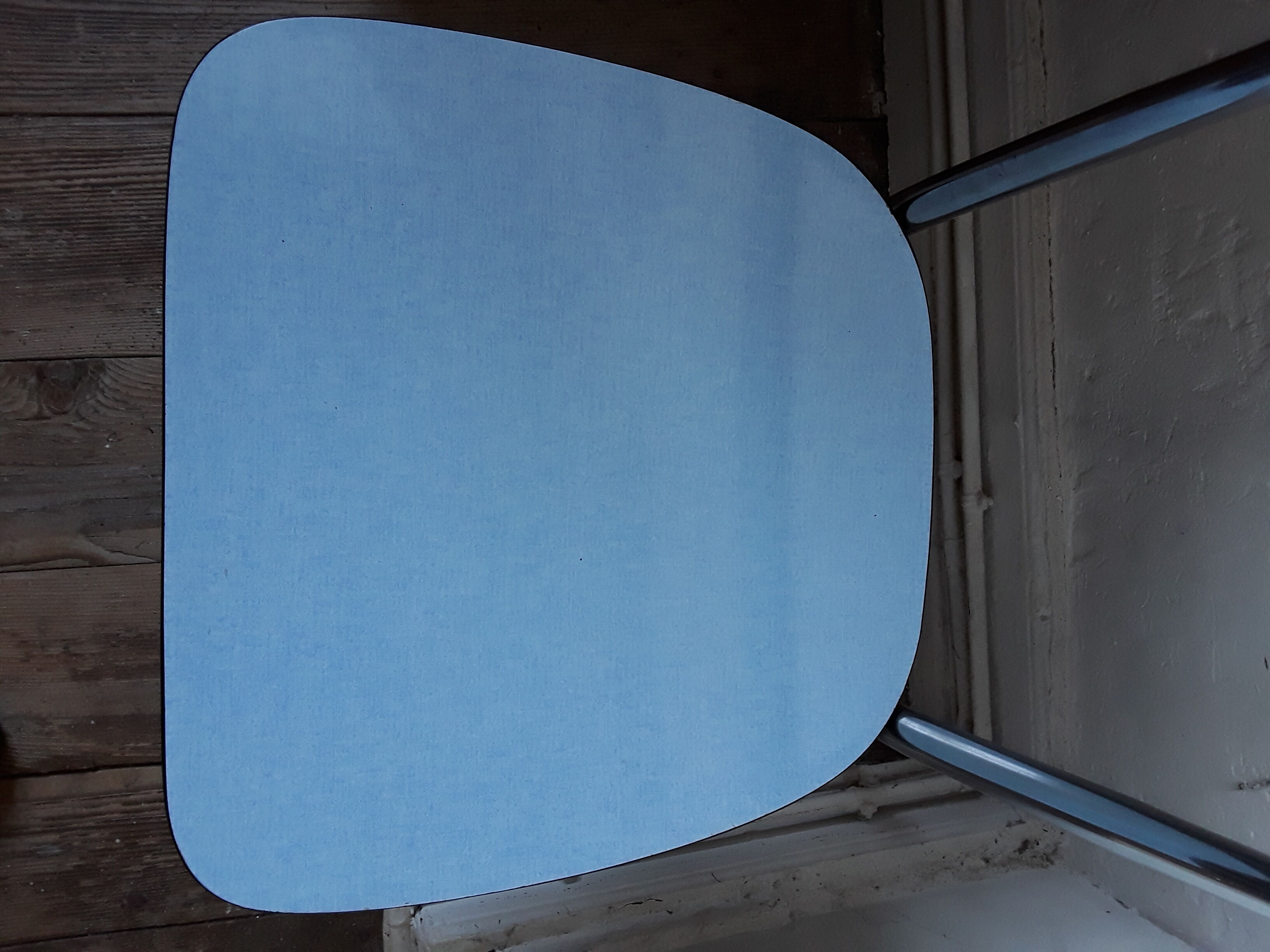 Chaise formica avec pieds à embouts chromés