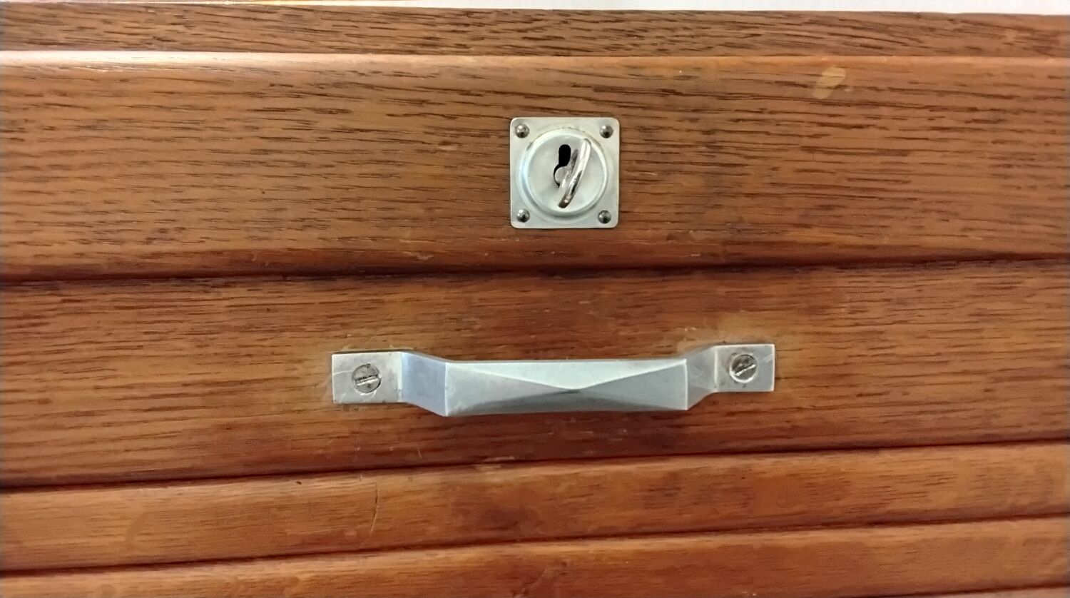 Double curtain cabinet