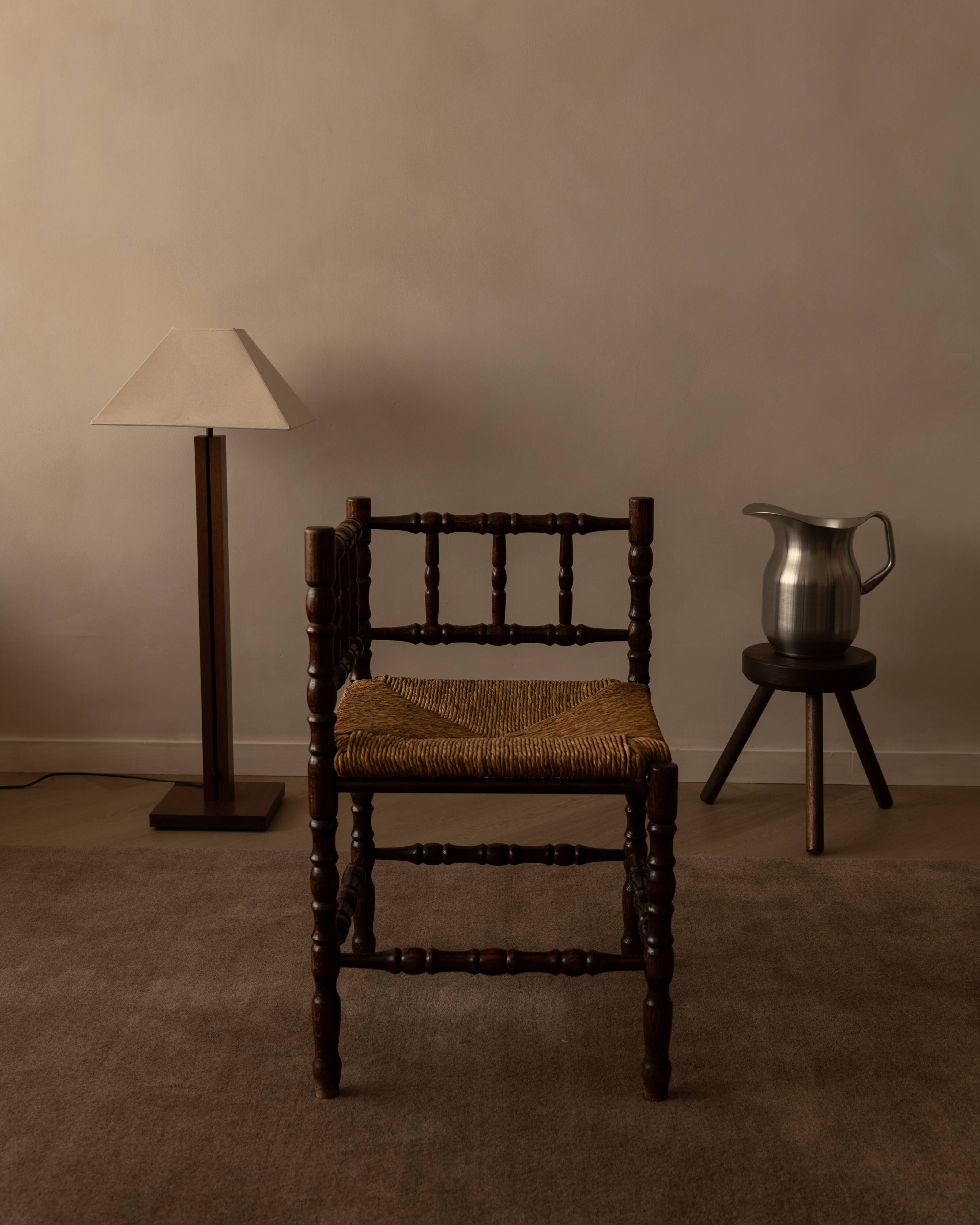 Chaise vintage à dossier ajouré et assise en jonc · 42×42×68 cm