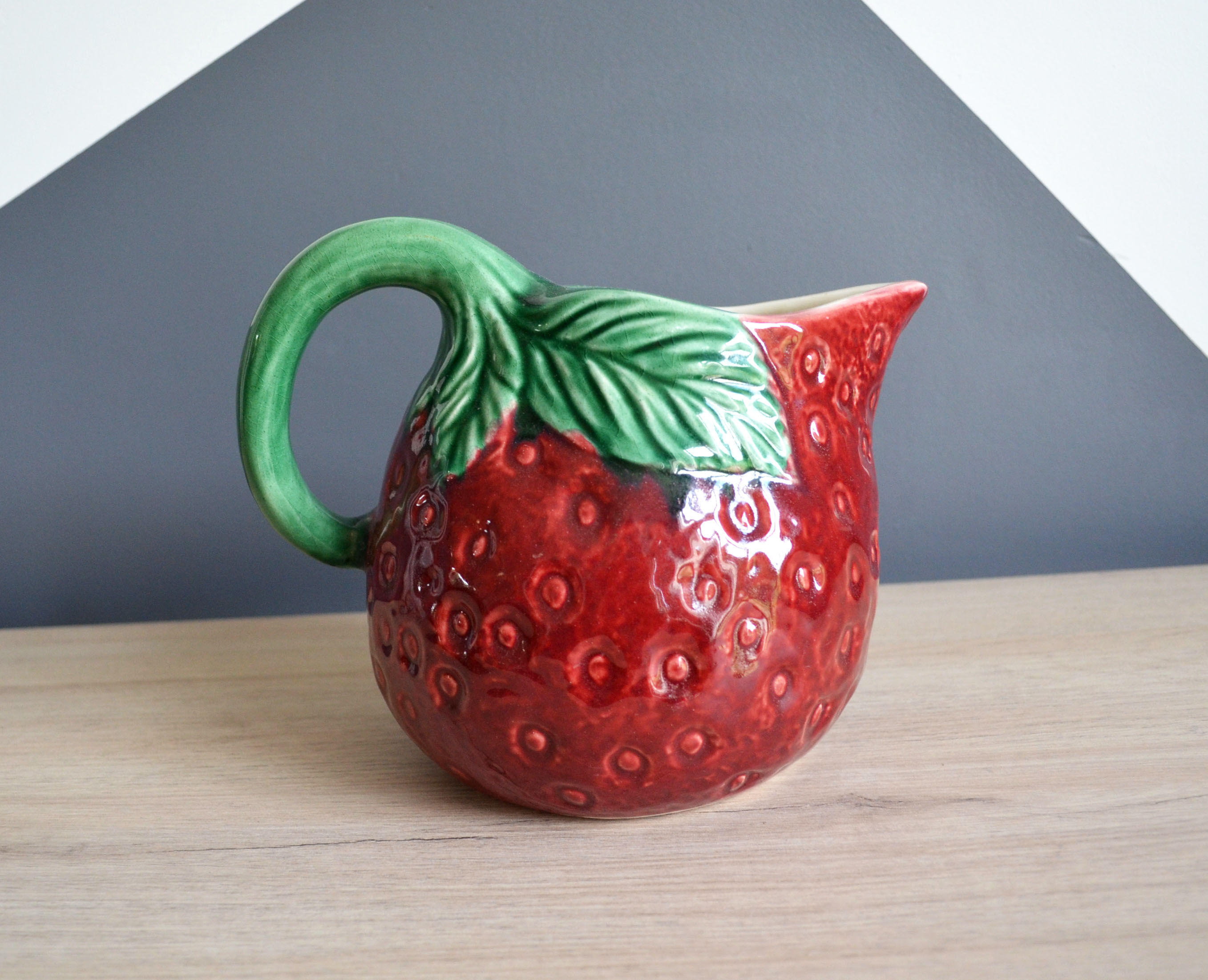 Strawberry-shaped slurry jug