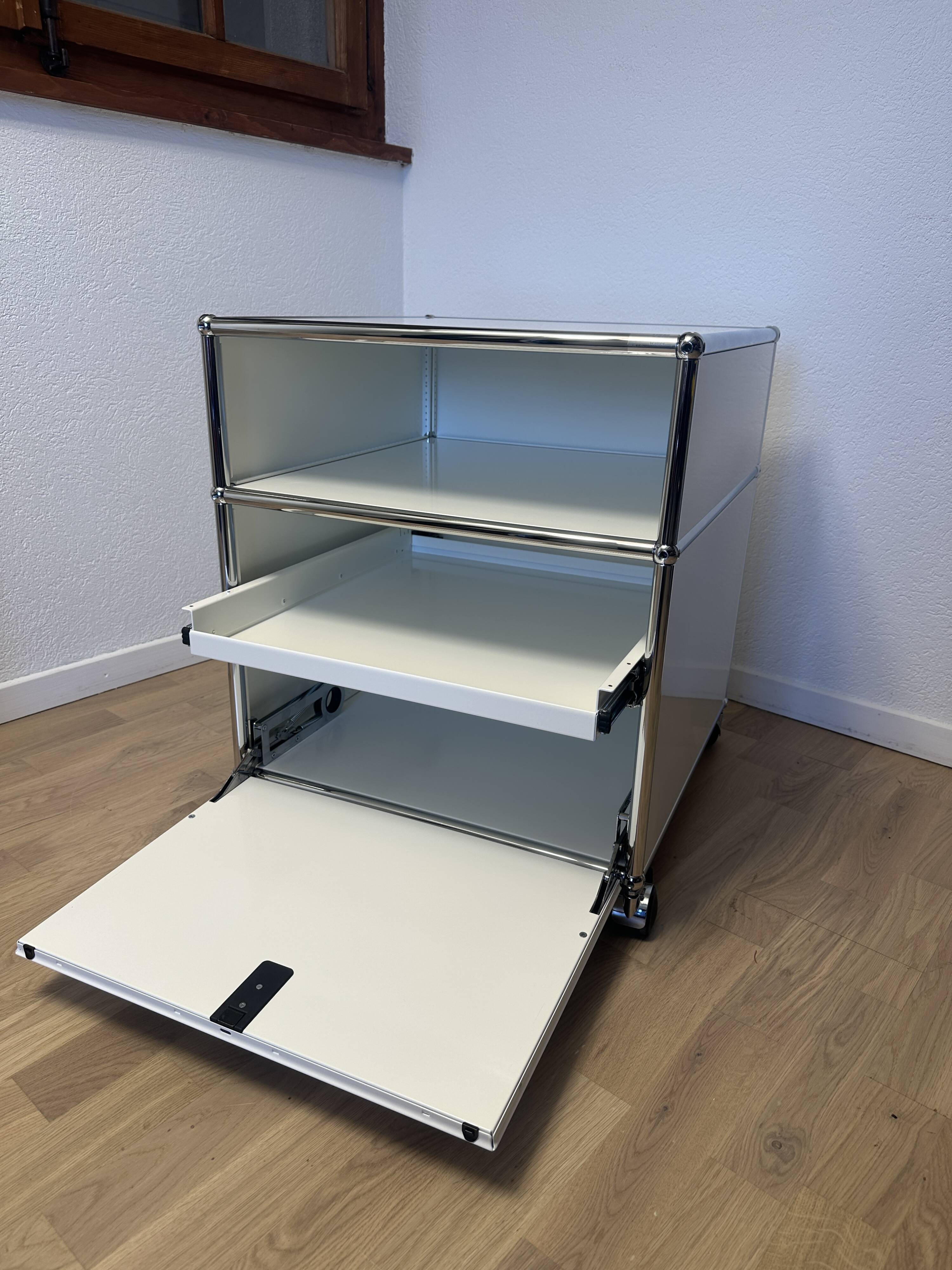 USM Haller low unit in Pure White